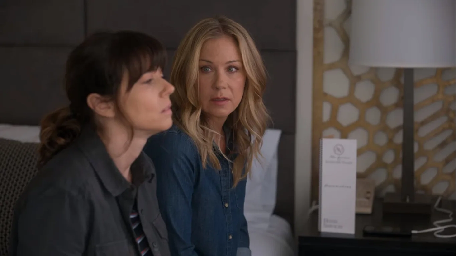 Christina Applegate and Linda Cardellini in Dead to Me: Between You and Me (2020)