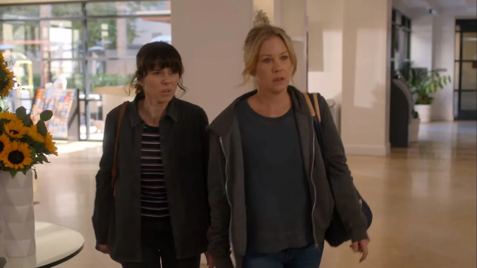 Christina Applegate and Linda Cardellini in Dead to Me: Between You and Me (2020)