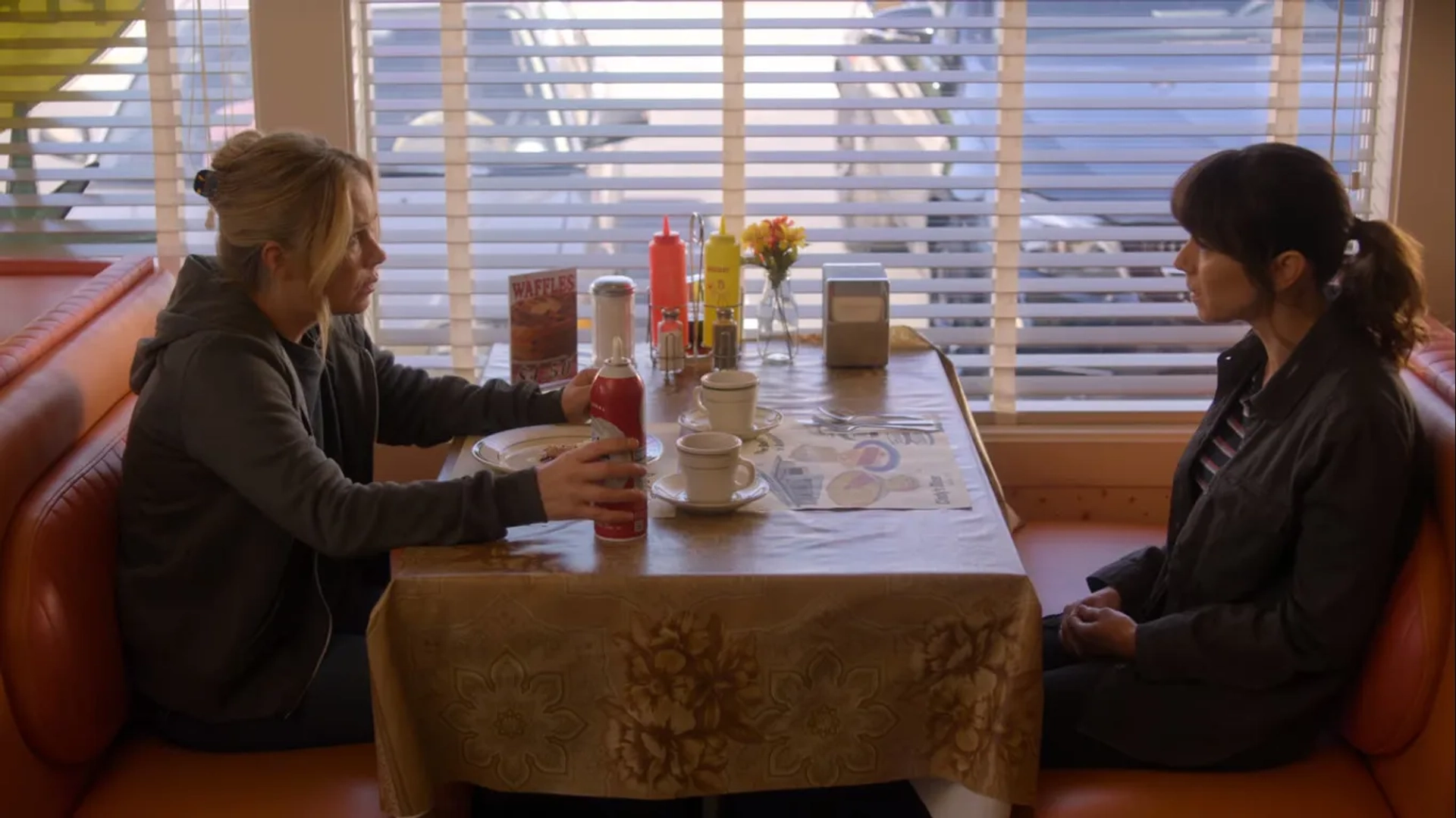 Christina Applegate and Linda Cardellini in Dead to Me: Between You and Me (2020)