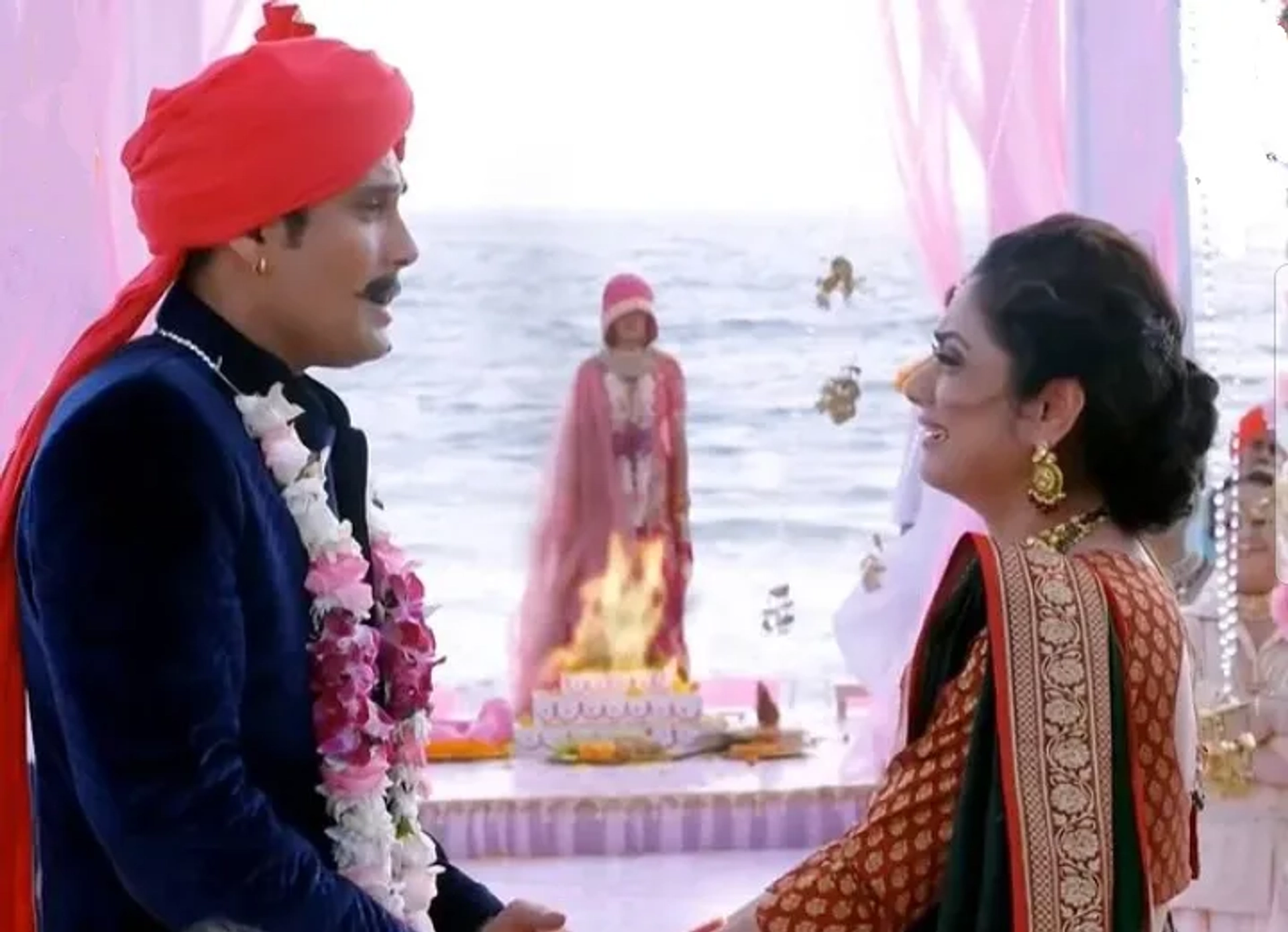 Amar Upadhyay, Priyal Mahajan, and Toral Rasputra in Molkki (2020)