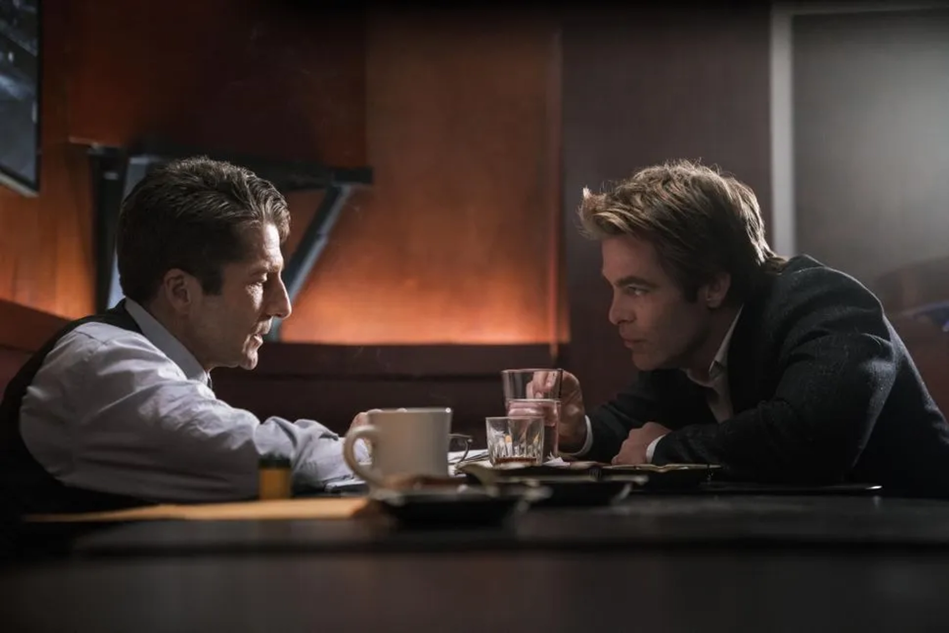 Leland Orser and Chris Pine in I Am the Night (2019)