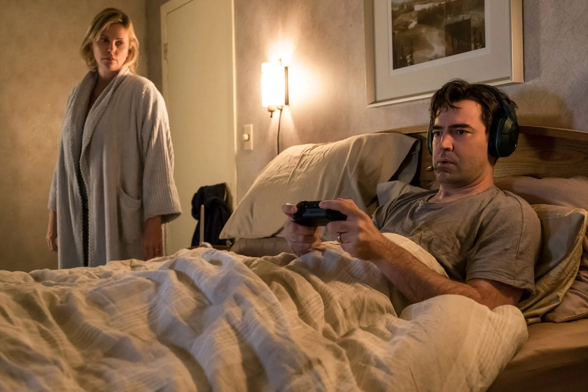 Charlize Theron and Ron Livingston in Tully (2018)