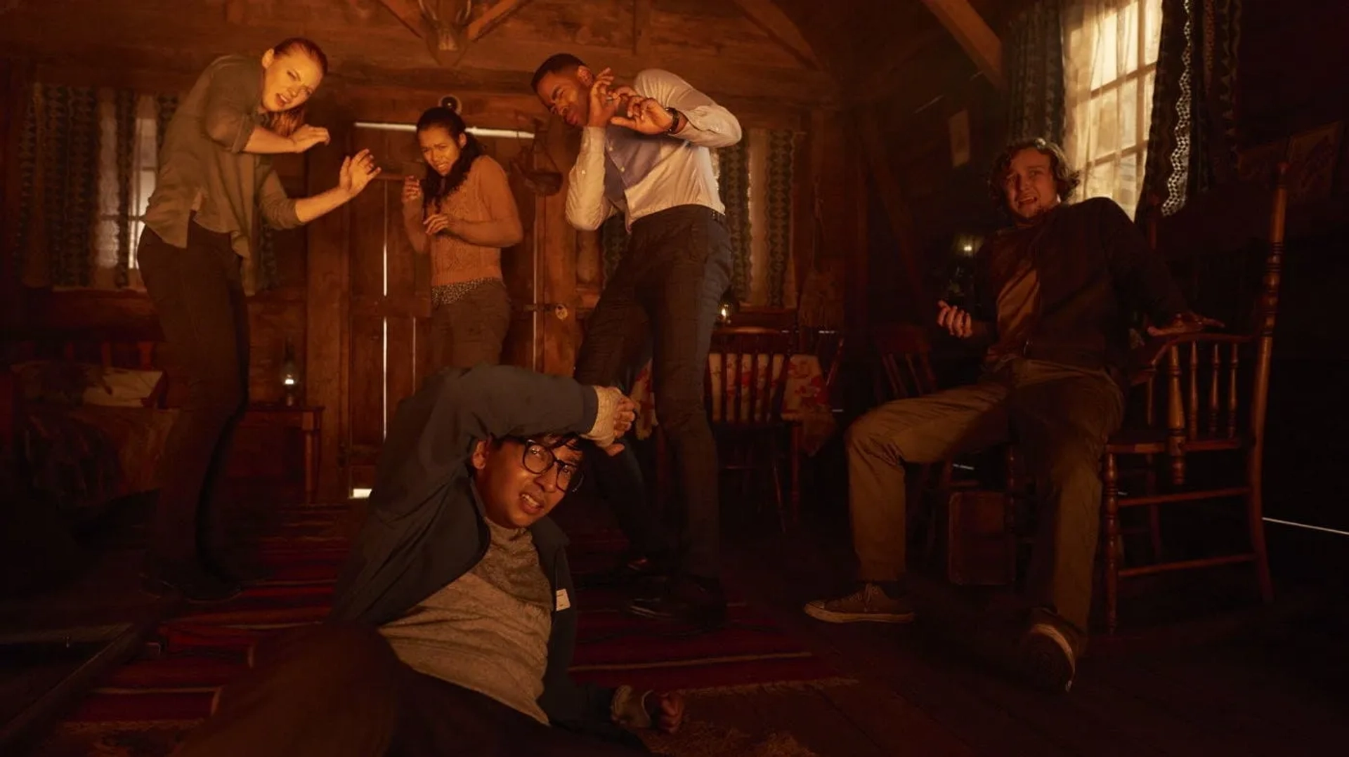 Jay Ellis, Logan Miller, Deborah Ann Woll, Taylor Russell, and Nik Dodani in Escape Room (2019)