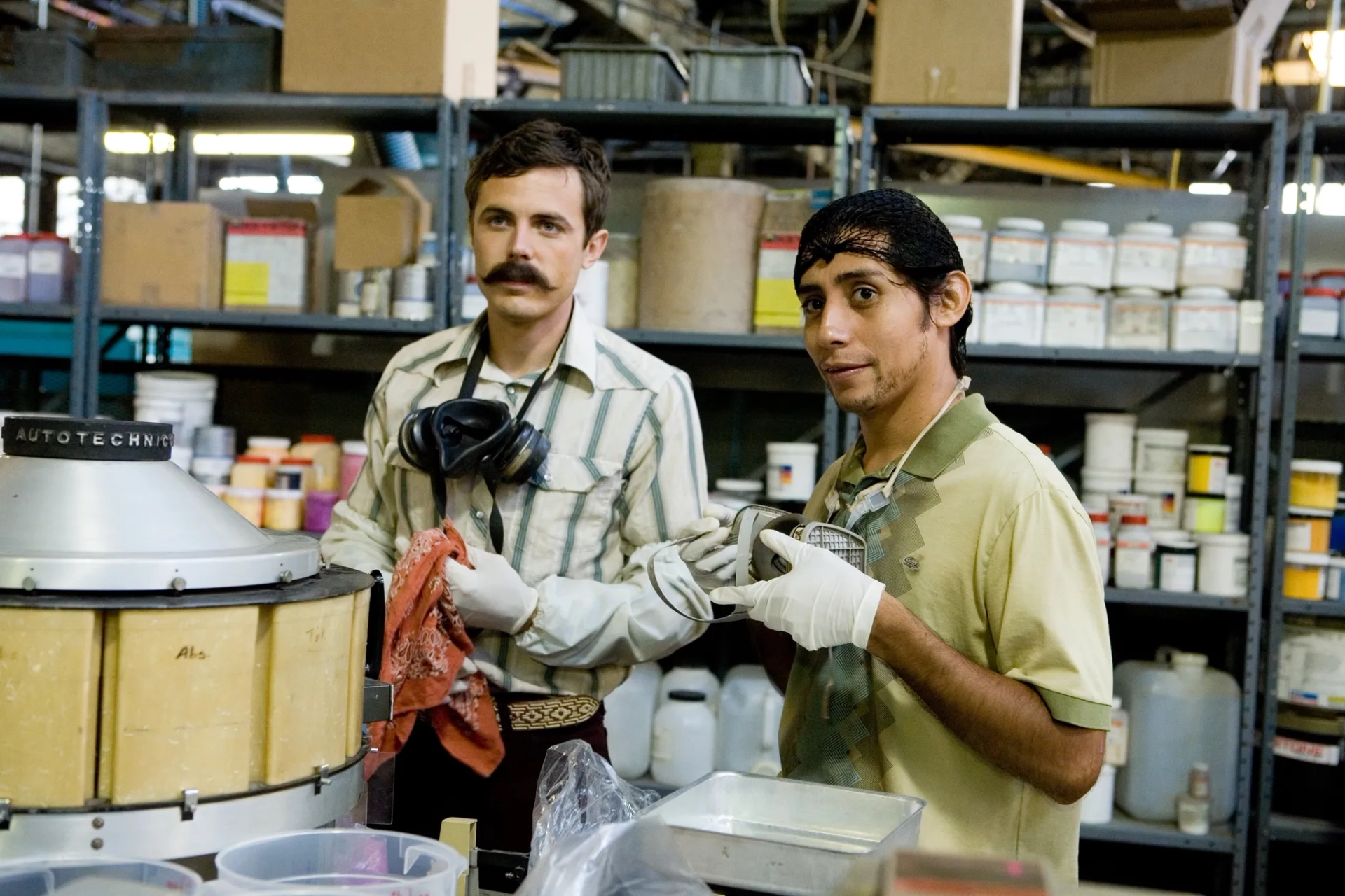 Casey Affleck and Luis Chávez in Ocean's Thirteen (2007)