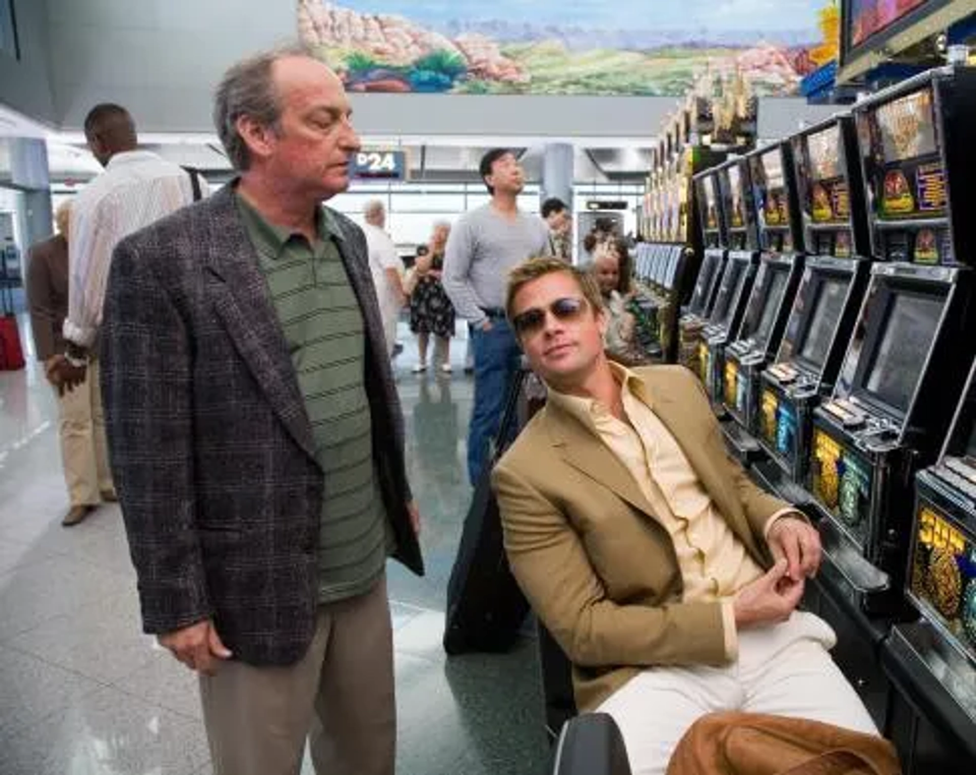 Brad Pitt and David Paymer in Ocean's Thirteen (2007)