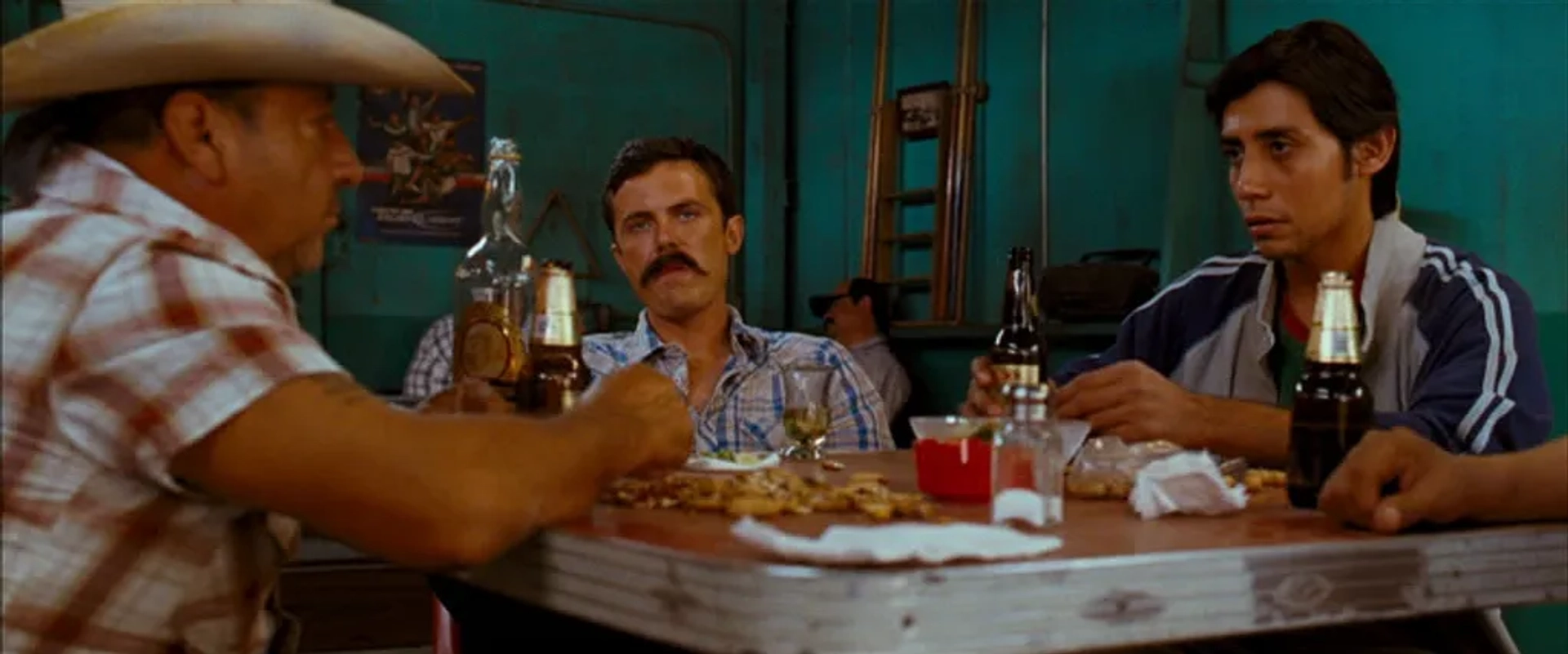 Casey Affleck and Luis Chávez in Ocean's Thirteen (2007)