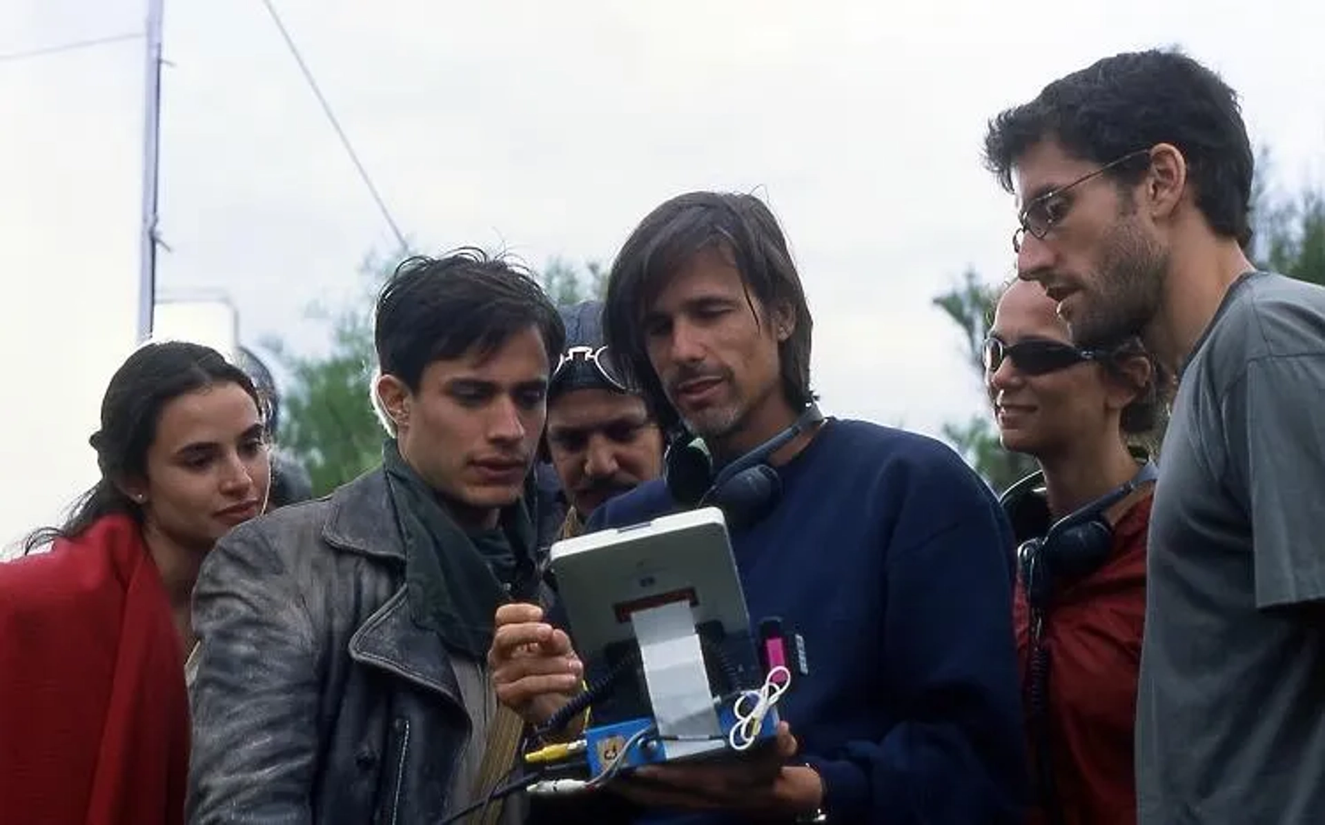 Gael García Bernal, Mía Maestro, and Walter Salles in The Motorcycle Diaries (2004)