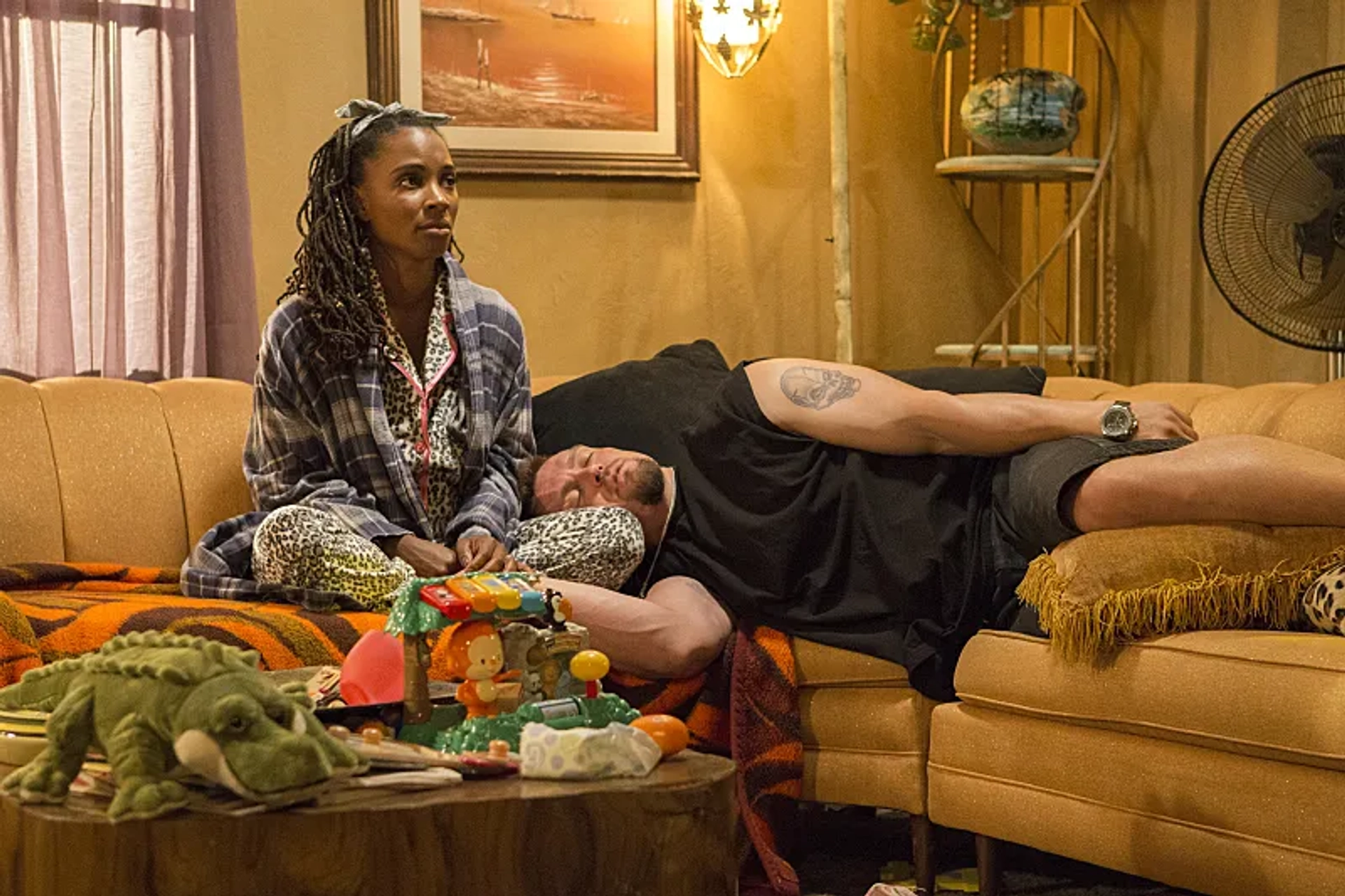 Steve Howey and Shanola Hampton in Shameless (2011)