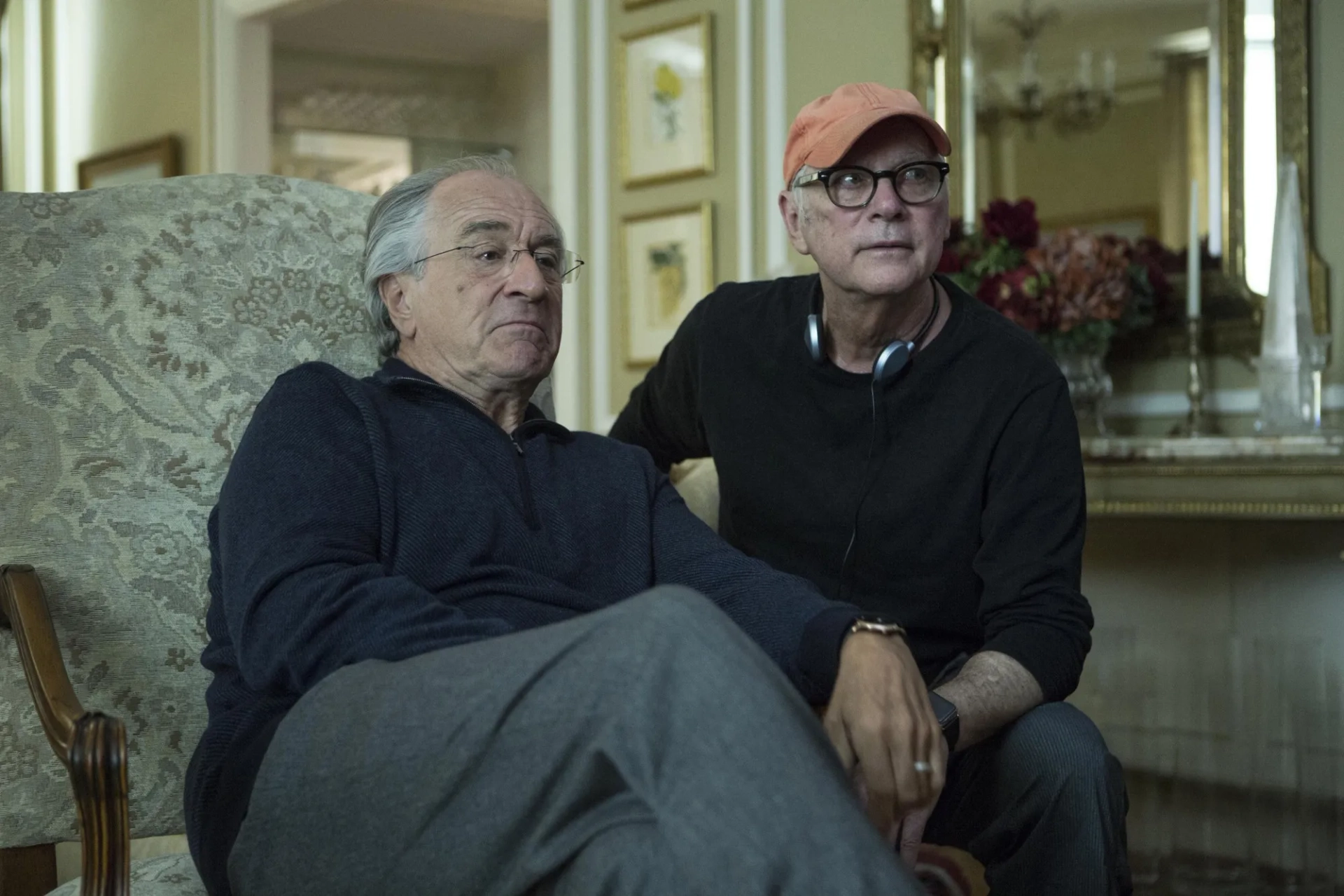 Robert De Niro and Barry Levinson in The Wizard of Lies (2017)