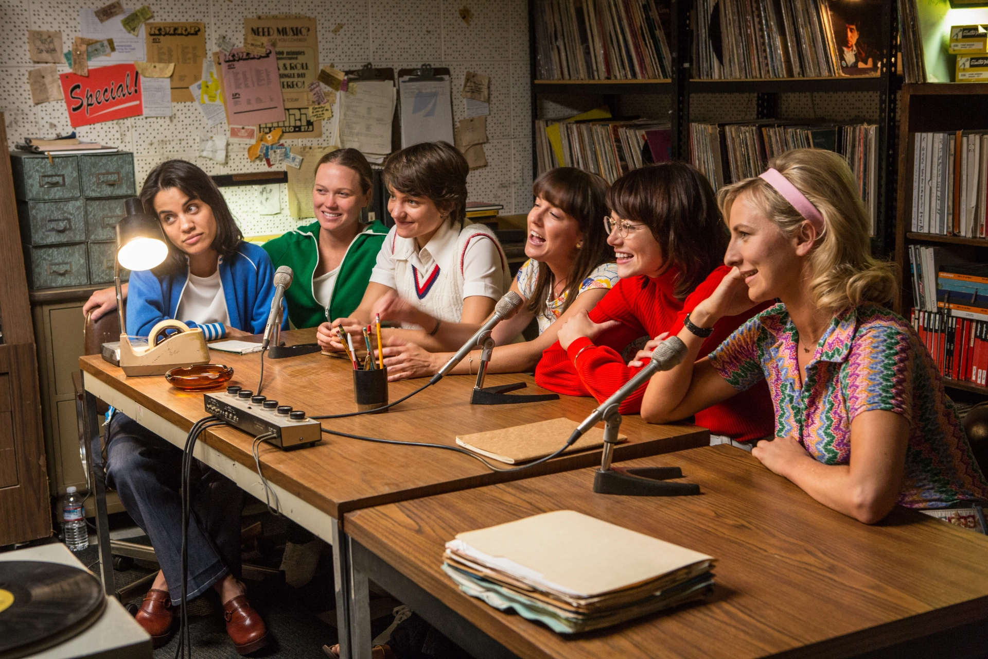 Martha MacIsaac, Emma Stone, Natalie Morales, Mickey Sumner, and Bridey Elliott in Battle of the Sexes (2017)