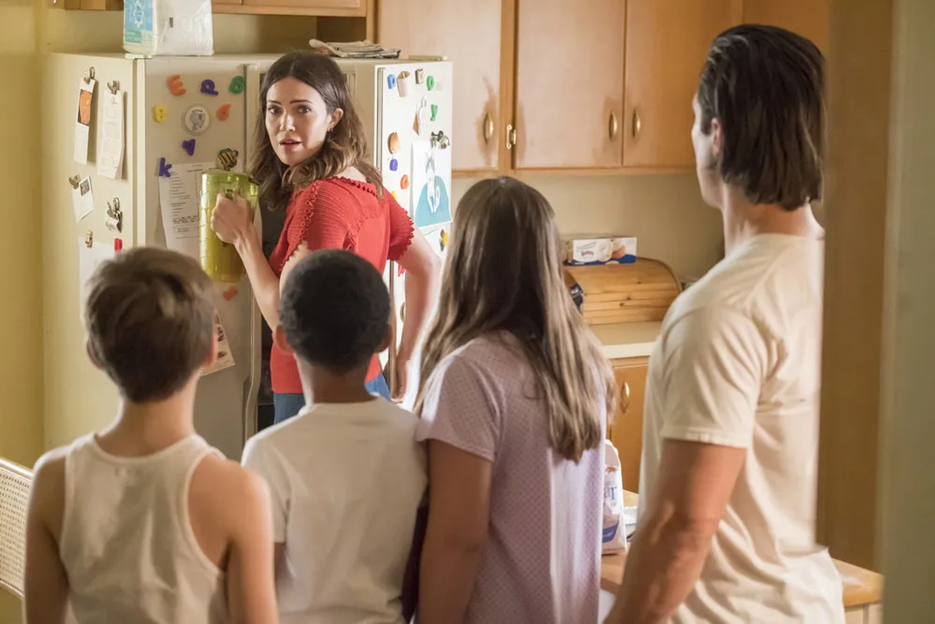 Mandy Moore, Milo Ventimiglia, Lonnie Chavis, Parker Bates, and Mackenzie Hancsicsak in This Is Us (2016)