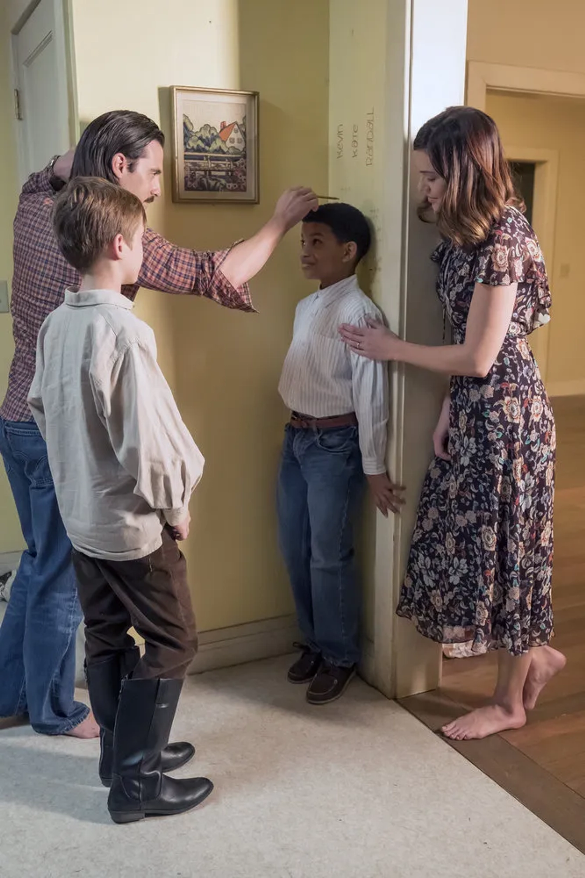 Mandy Moore, Milo Ventimiglia, Lonnie Chavis, and Parker Bates in This Is Us (2016)