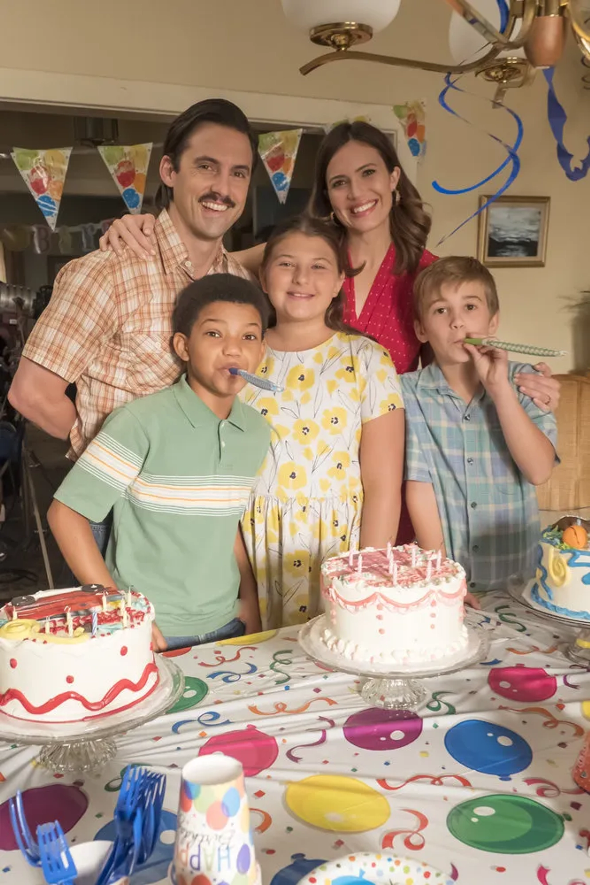 Mandy Moore, Milo Ventimiglia, Lonnie Chavis, Parker Bates, and Mackenzie Hancsicsak in This Is Us (2016)