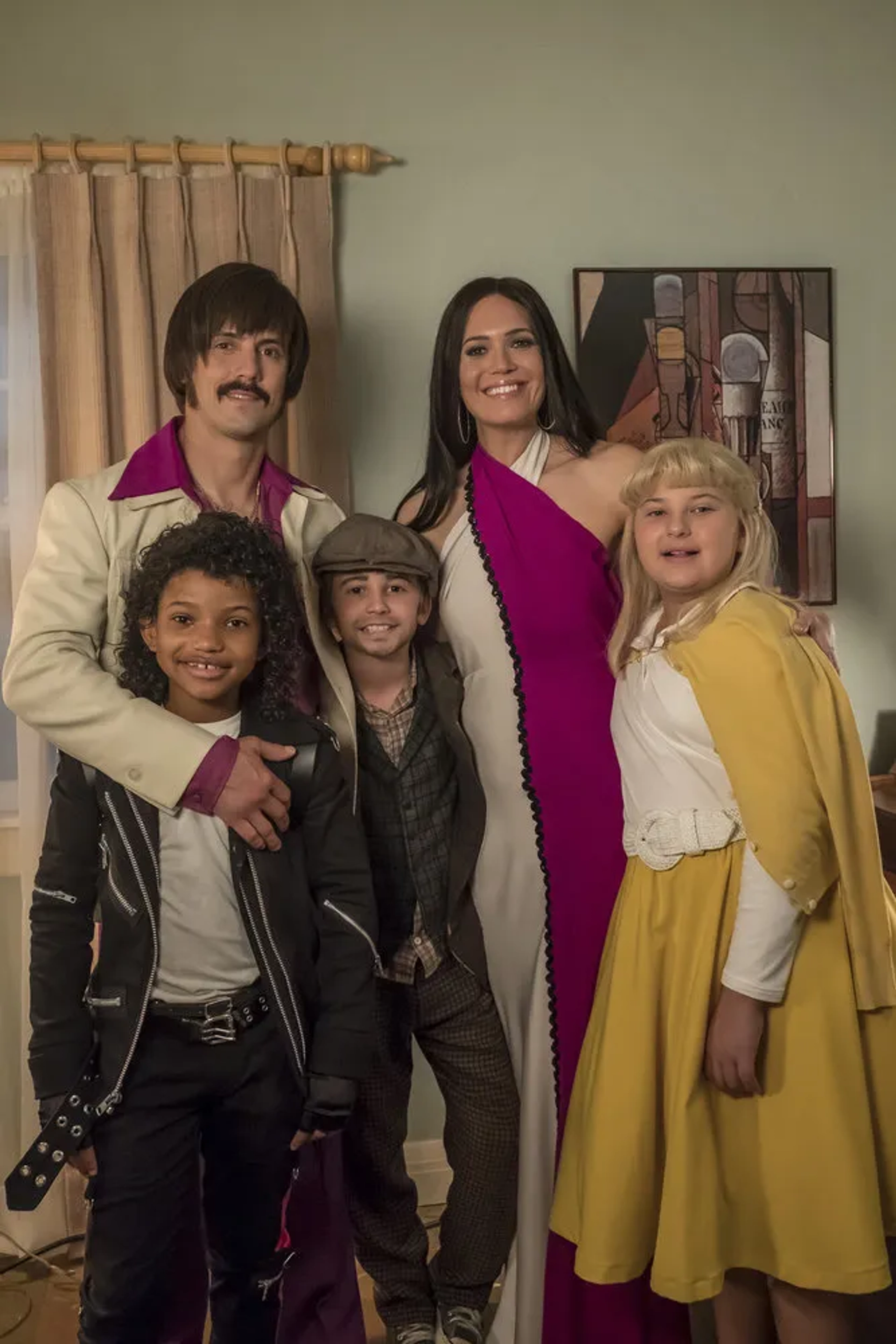 Mandy Moore, Milo Ventimiglia, Lonnie Chavis, Parker Bates, and Mackenzie Hancsicsak in This Is Us (2016)