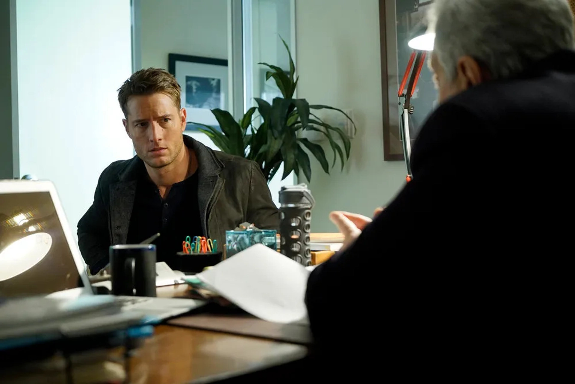 Ken Lerner and Justin Hartley in This Is Us (2016)