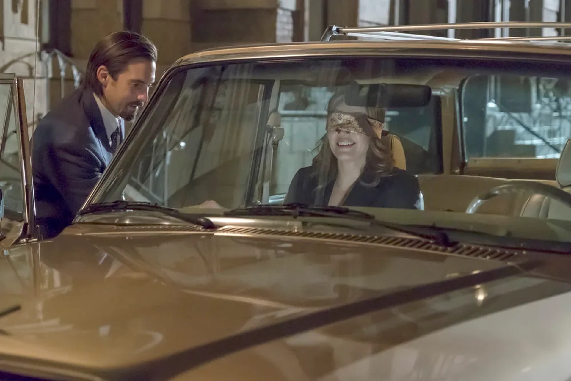 Mandy Moore and Milo Ventimiglia in This Is Us (2016)