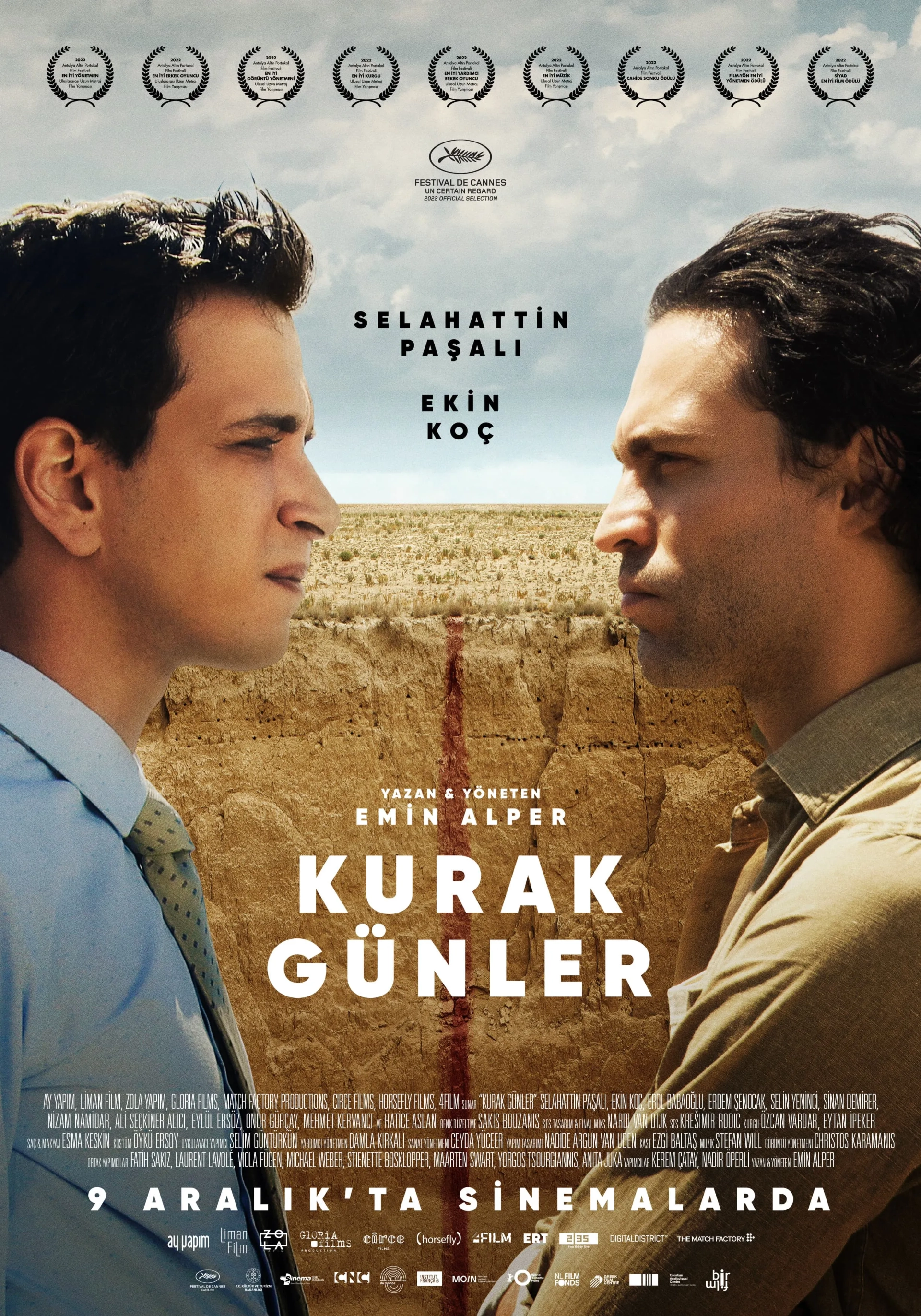 Ekin Koç and Selahattin Pasali in Burning Days (2022)