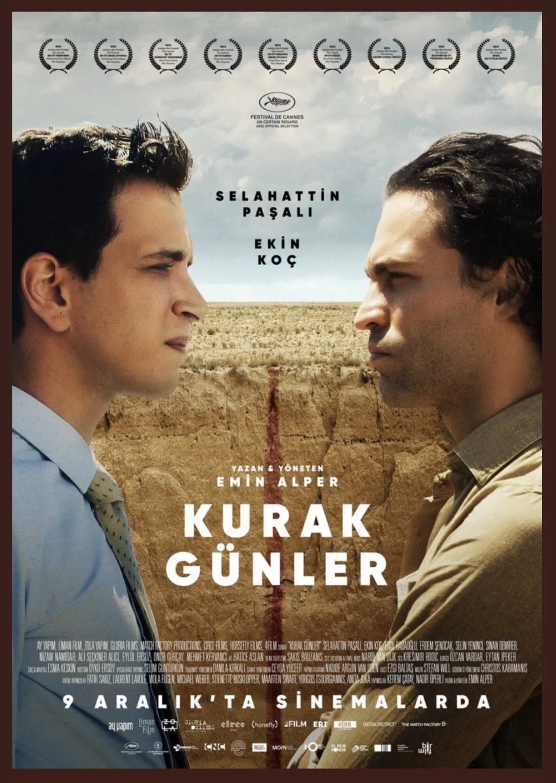 Ekin Koç and Selahattin Pasali in Burning Days (2022)