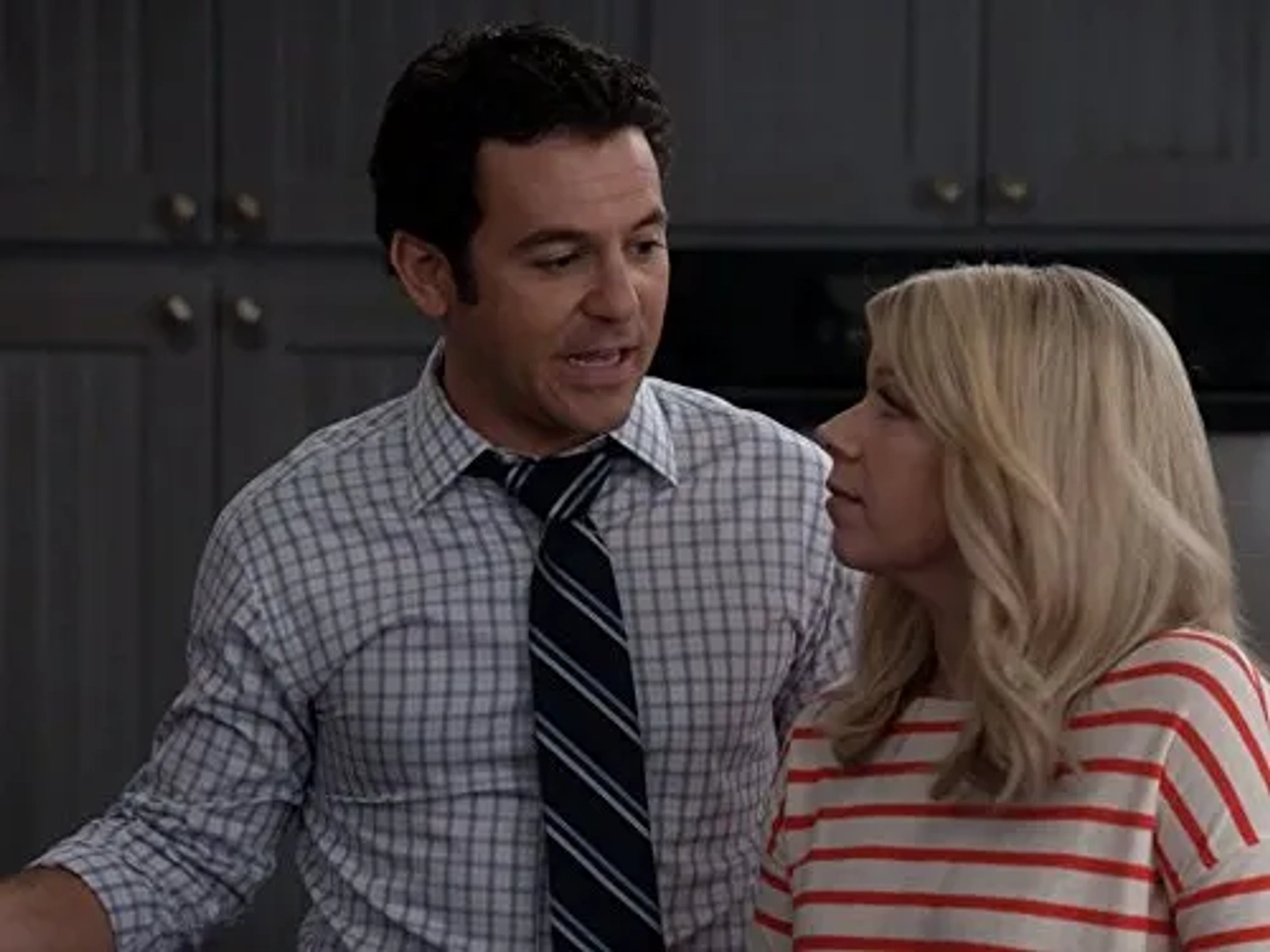 Fred Savage and Mary Elizabeth Ellis in The Grinder (2015)