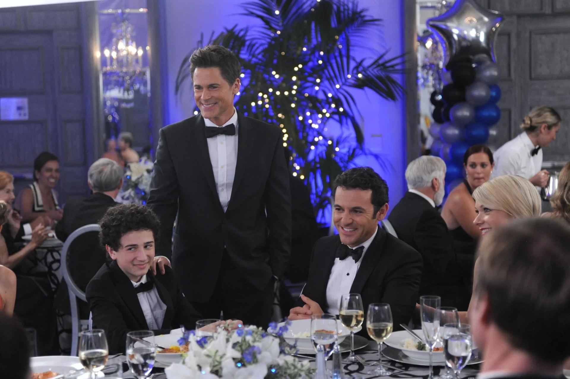 Rob Lowe, Fred Savage, Mary Elizabeth Ellis, and David Bloom in The Grinder (2015)