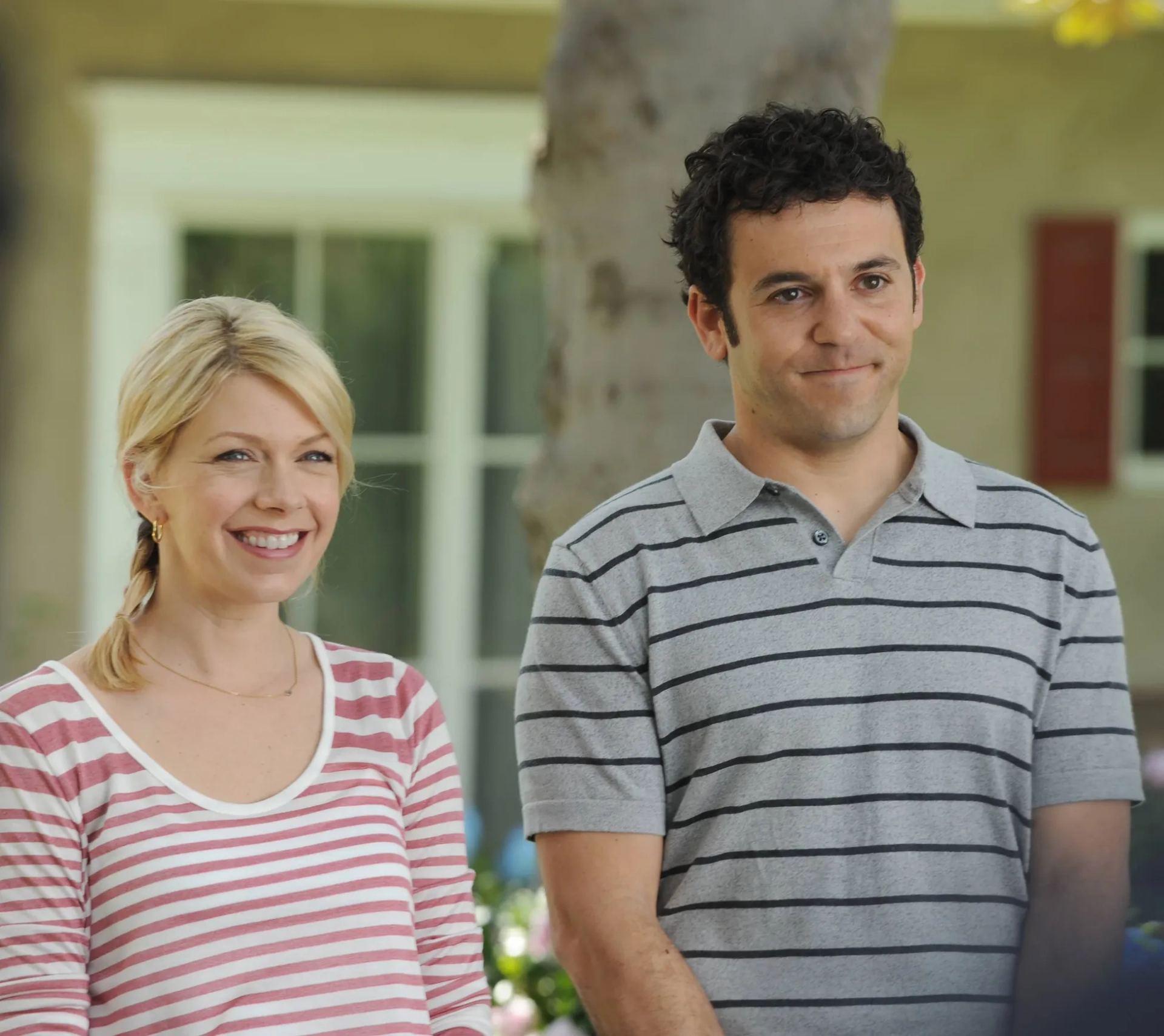 Fred Savage and Mary Elizabeth Ellis in The Grinder (2015)