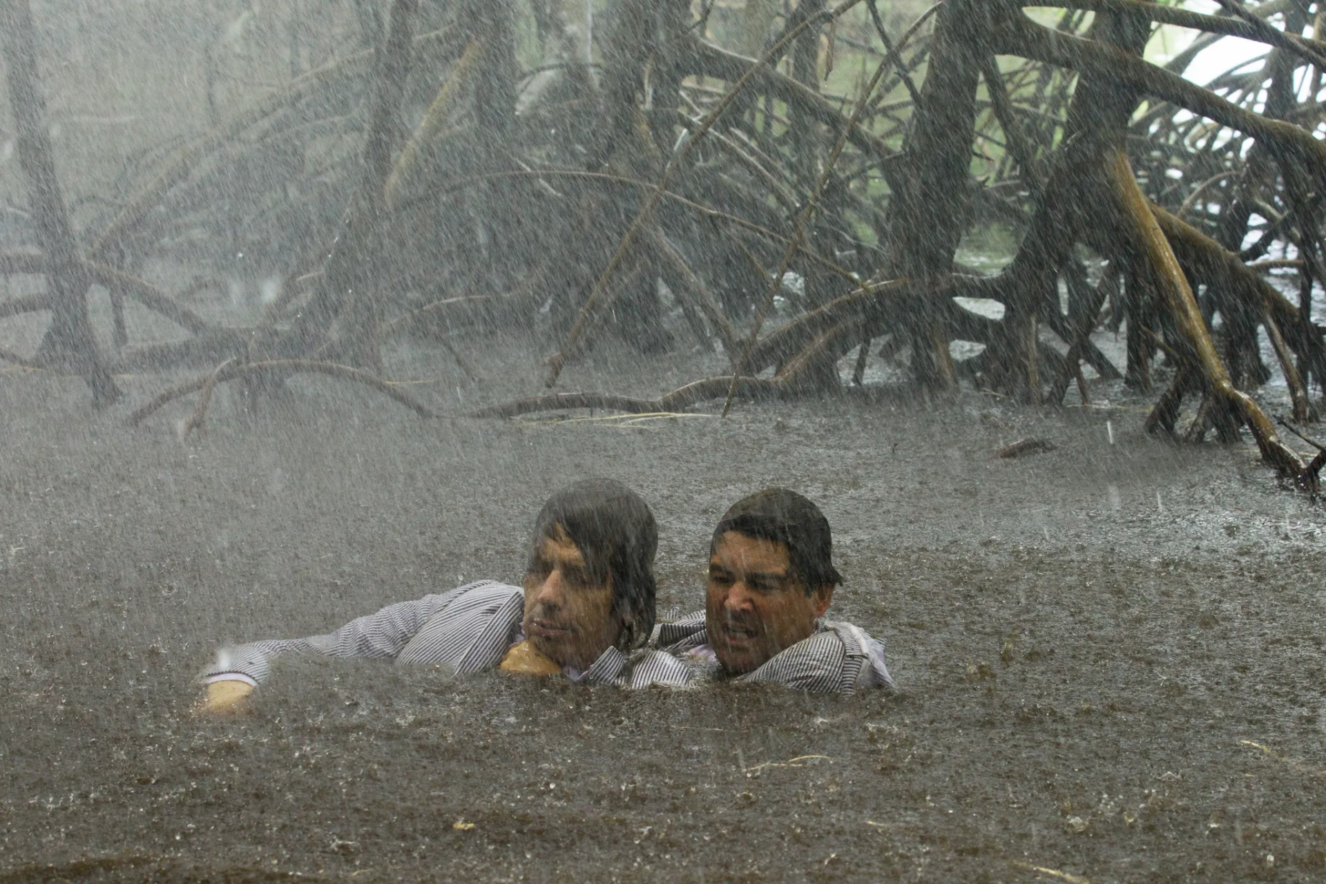 Kyle Chandler and Ben Mendelsohn in Bloodline (2015)