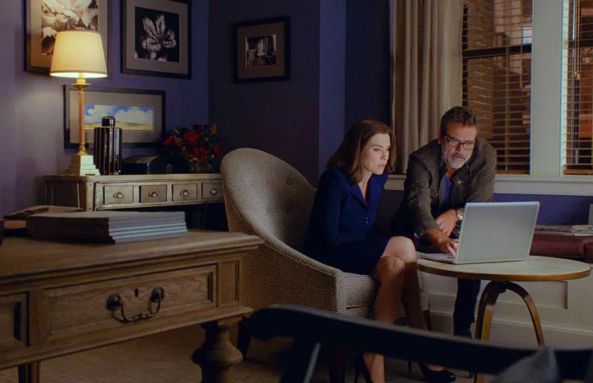 Julianna Margulies and Jeffrey Dean Morgan in The Good Wife (2009)