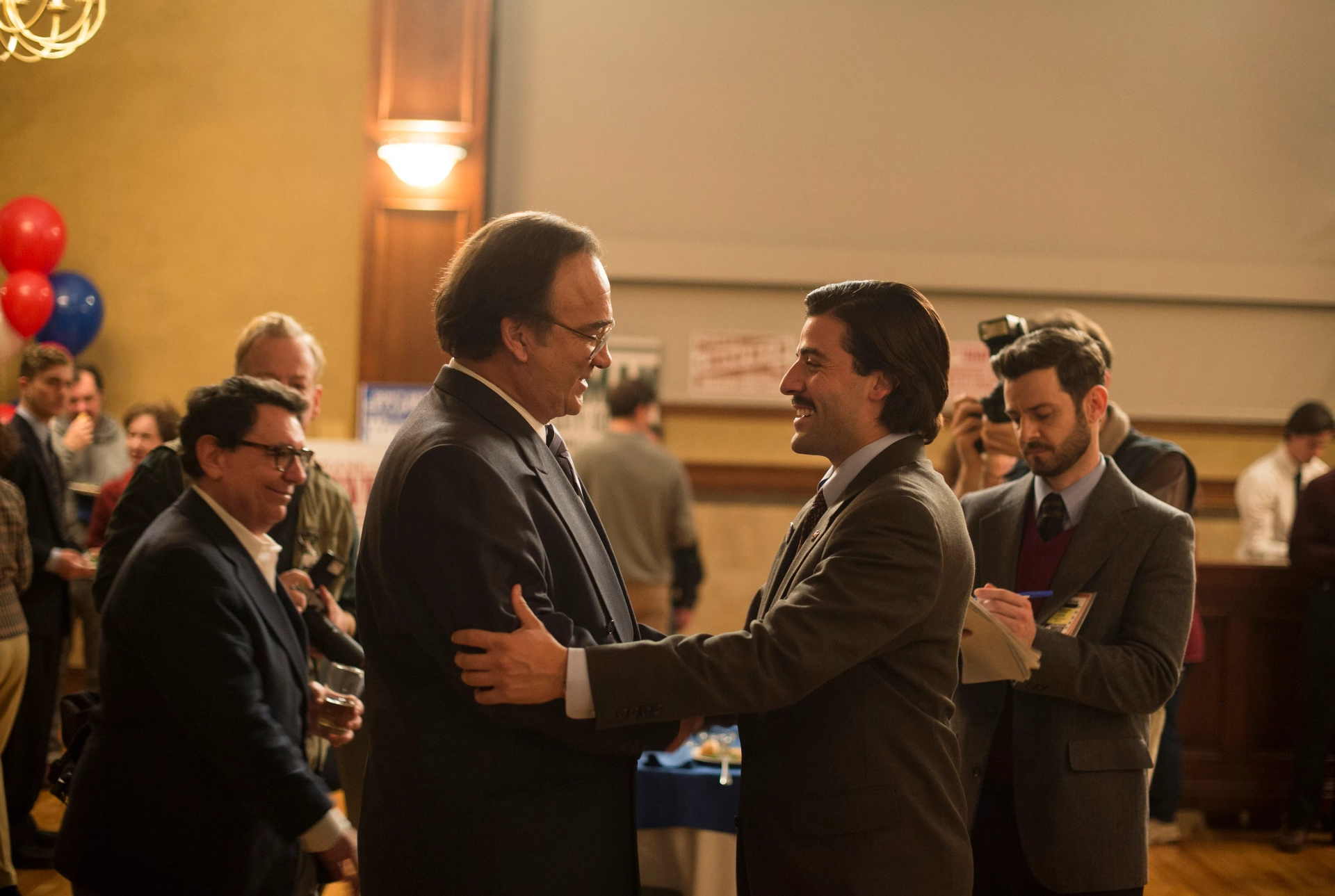 Jim Belushi and Oscar Isaac in Show Me a Hero (2015)