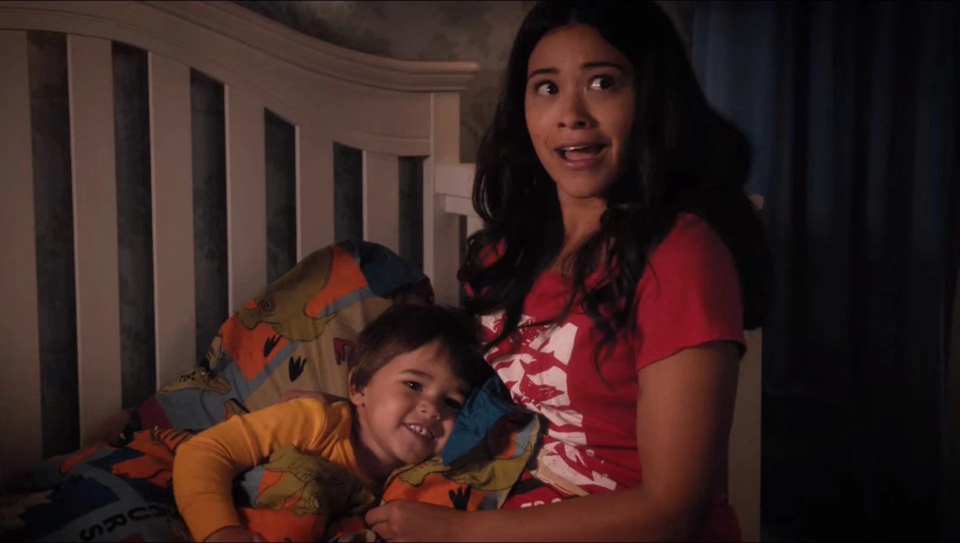 Gina Rodriguez and Lincoln Bonilla in Jane the Virgin (2014)