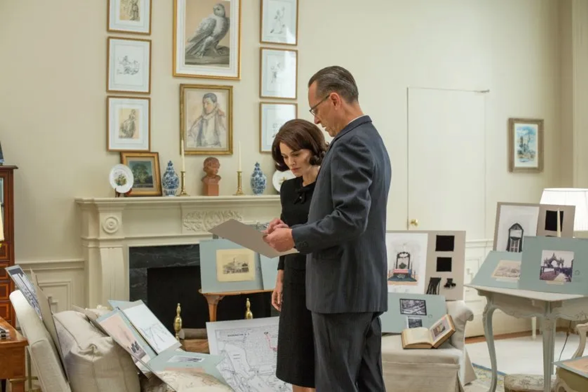 Natalie Portman and Richard E. Grant in Jackie (2016)