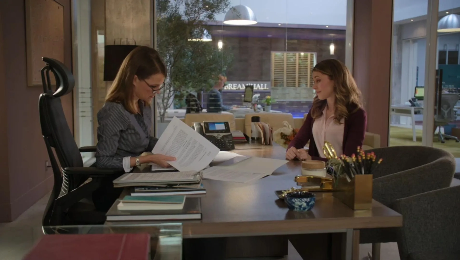 Suzanne Cryer and Amanda Crew in Silicon Valley (2014)