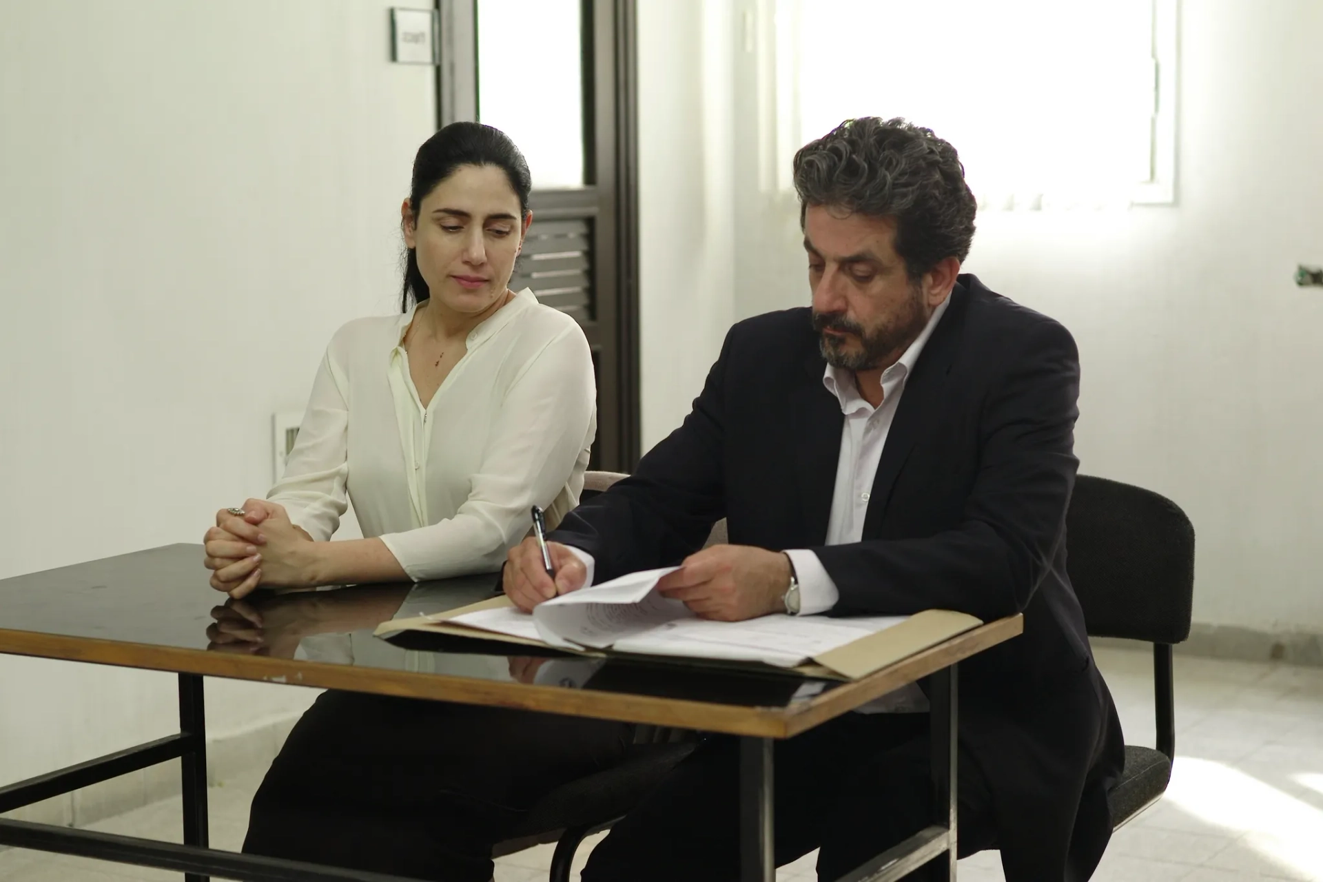 Ronit Elkabetz and Menashe Noy in Gett (2014)