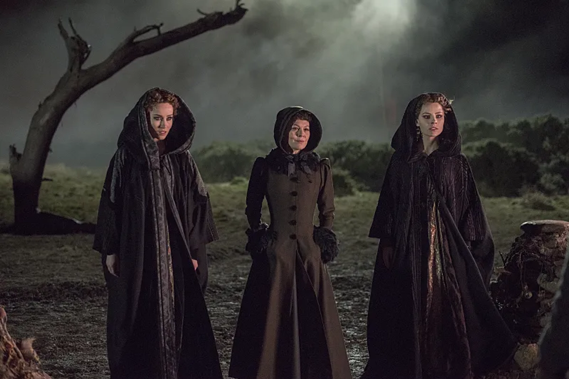 Helen McCrory, Nicole O'Neill, and Olivia Chenery in Penny Dreadful (2014)