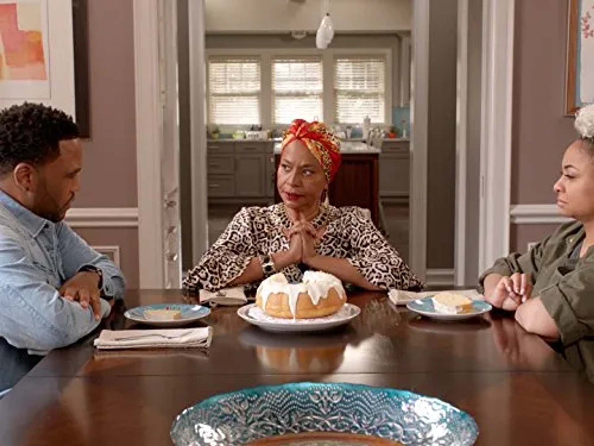 Anthony Anderson, Jenifer Lewis, and Raven-Symoné in Black-ish (2014)