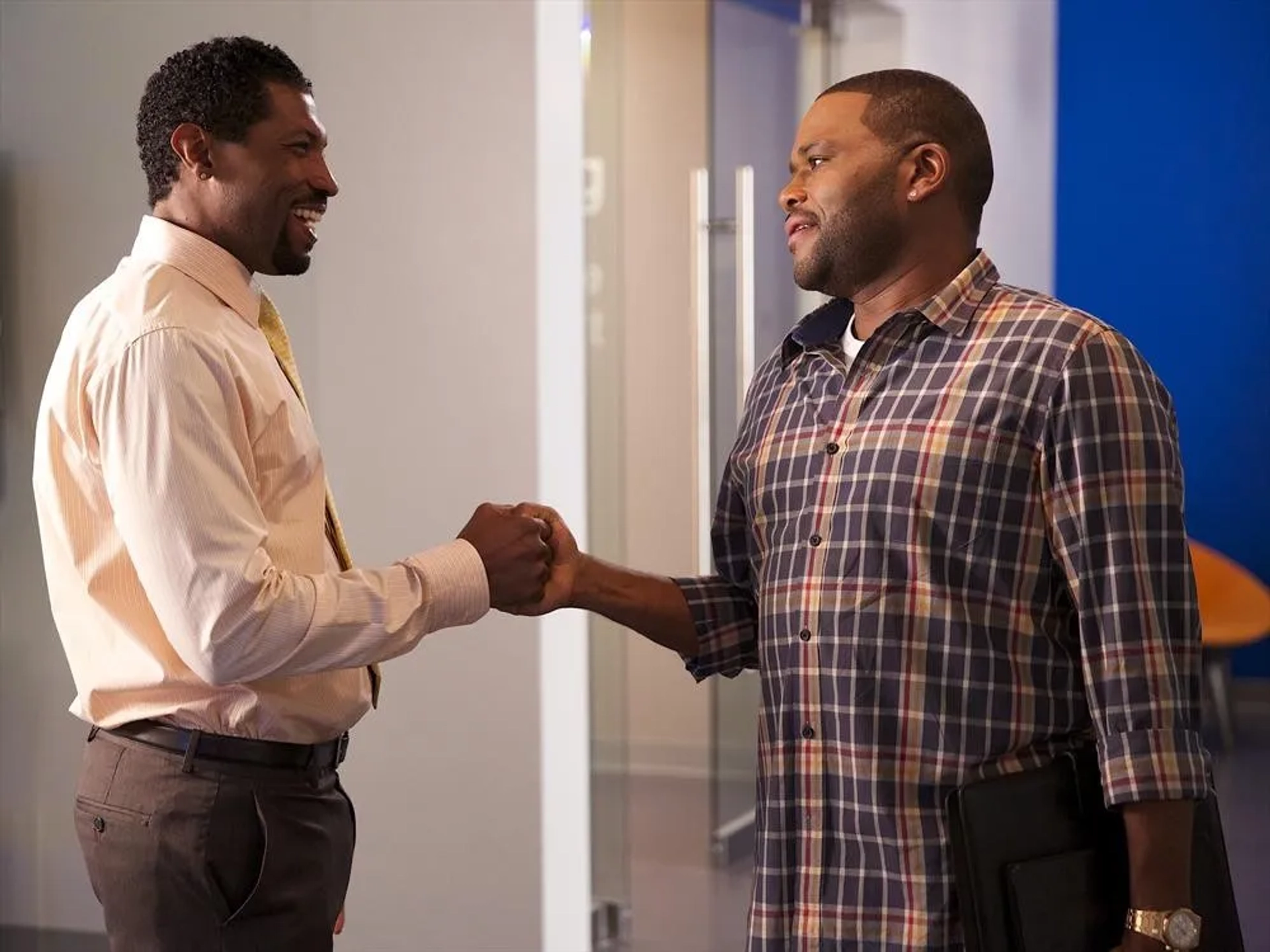 Anthony Anderson and Deon Cole in Black-ish (2014)