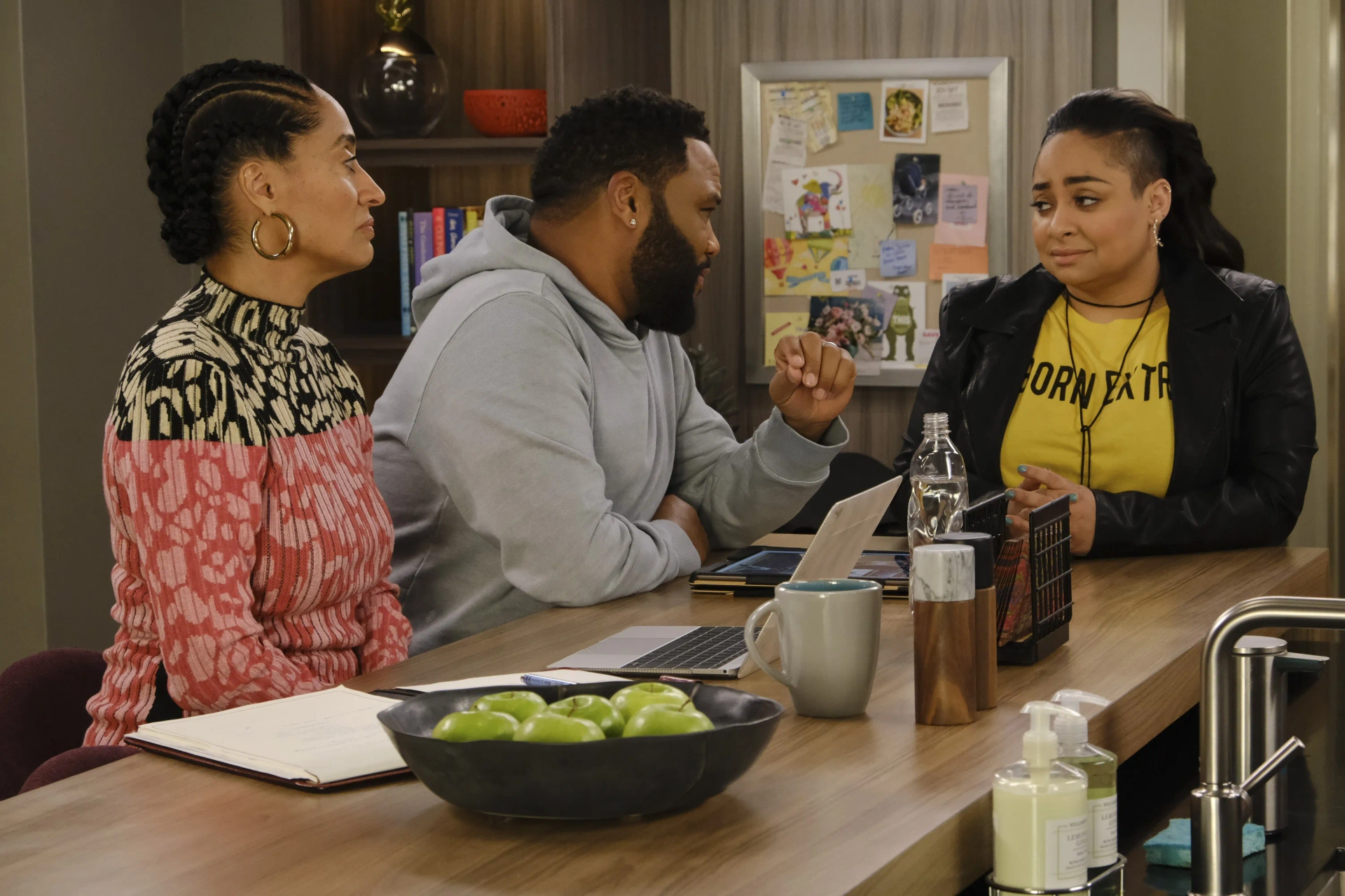 Anthony Anderson, Raven-Symoné, and Tracee Ellis Ross in Black-ish (2014)