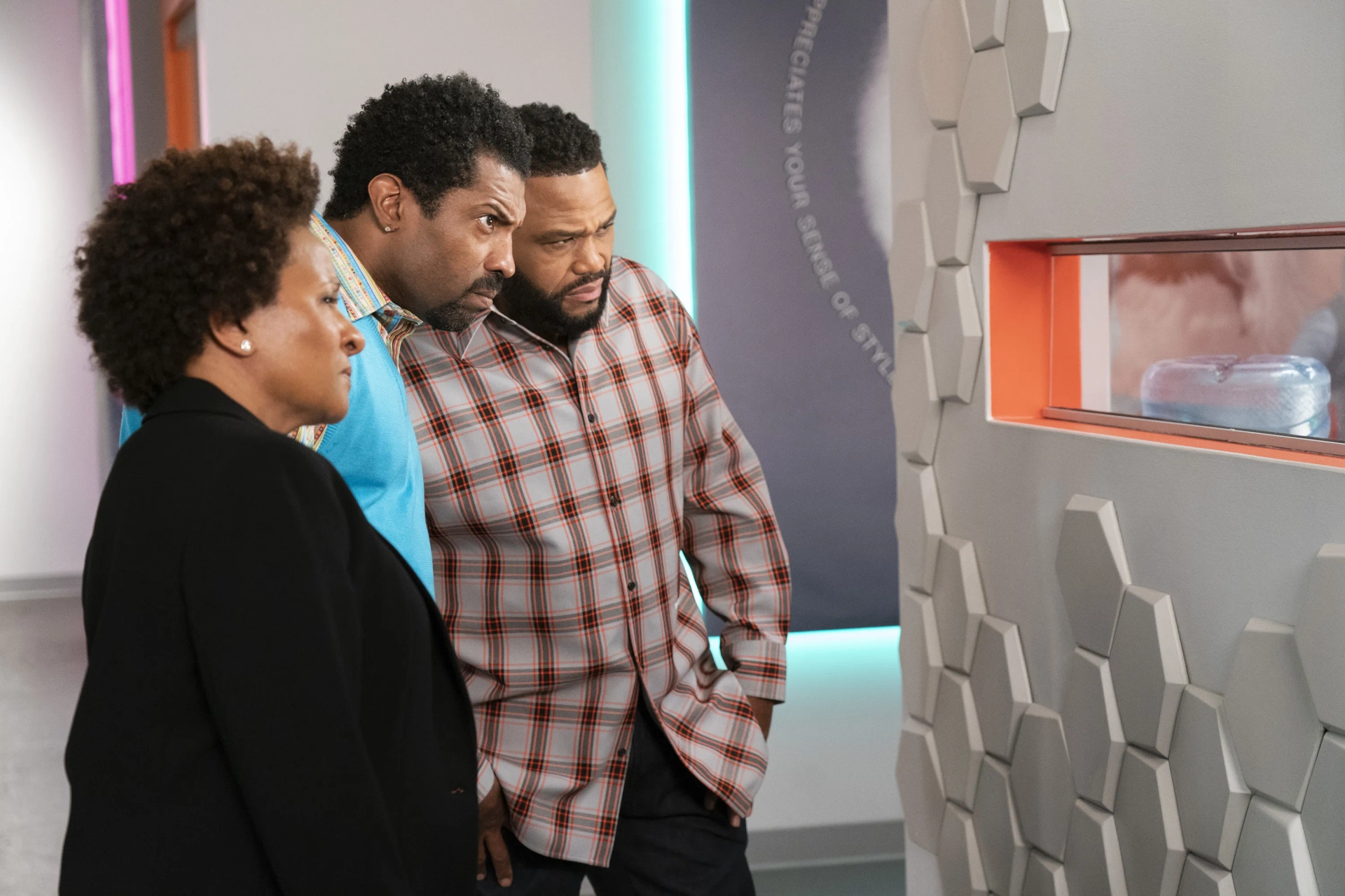 Anthony Anderson, Wanda Sykes, and Deon Cole in Black-ish (2014)