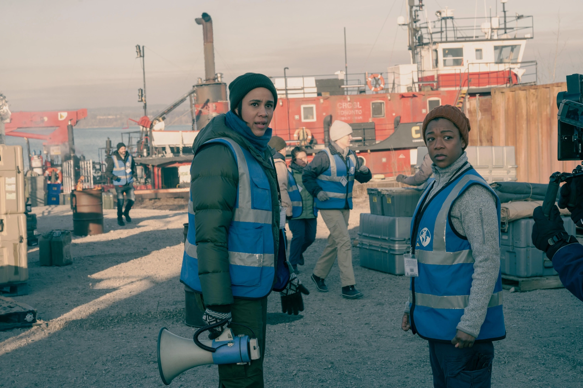 Zawe Ashton and Samira Wiley in The Handmaid's Tale (2017)