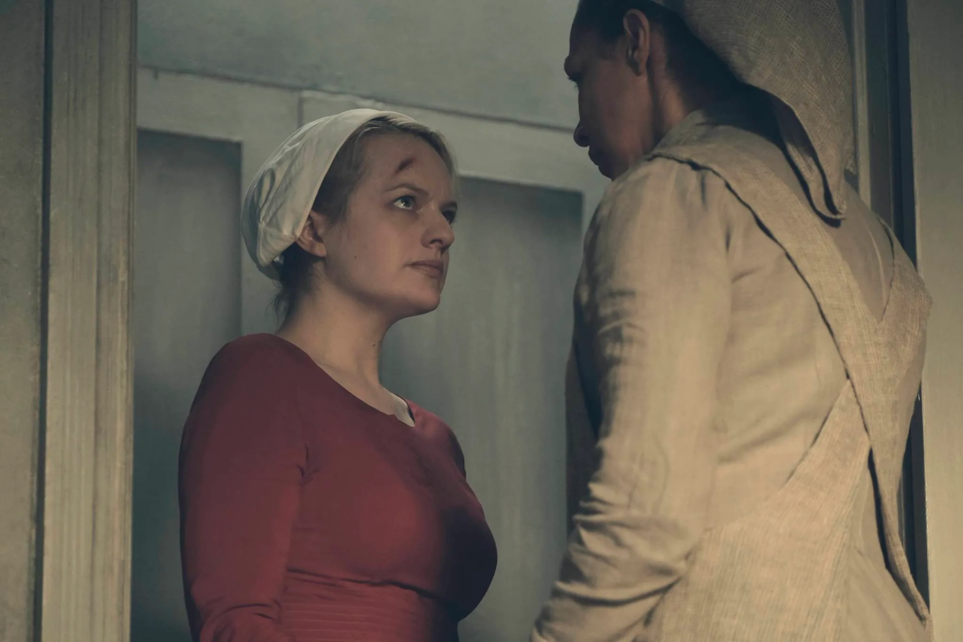 Elisabeth Moss and Amanda Brugel in The Handmaid's Tale (2017)