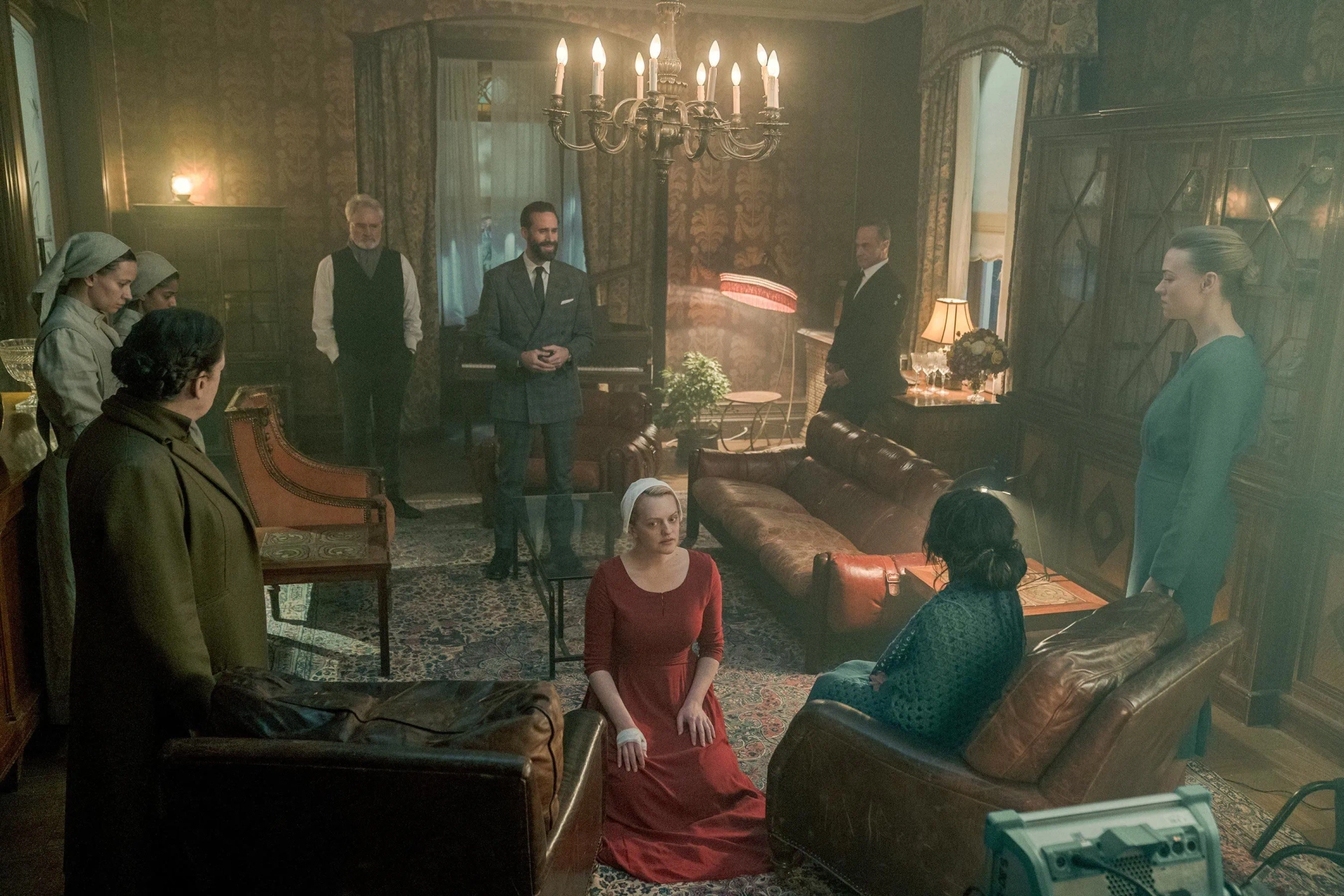 Joseph Fiennes, Julie Dretzin, Christopher Meloni, Elisabeth Moss, Ann Dowd, Kristen Gutoskie, Bradley Whitford, Yvonne Strahovski, and Sugenja Sri in The Handmaid's Tale (2017)