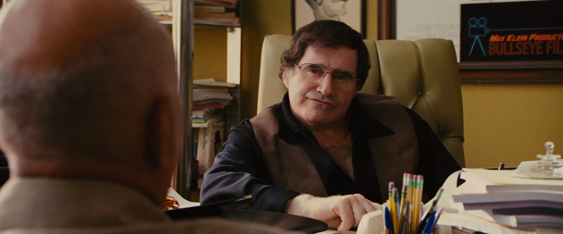 Alan Arkin and Richard Kind in Argo (2012)