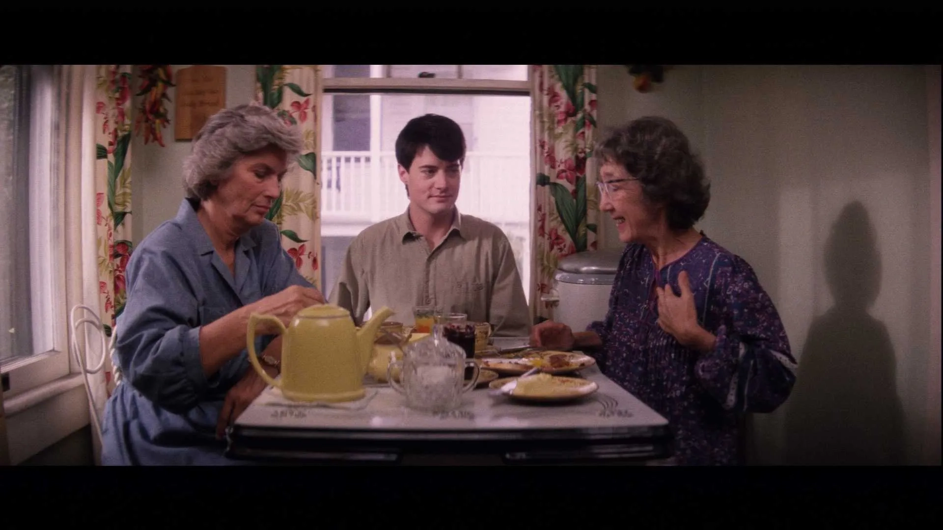 Kyle MacLachlan, Frances Bay, and Priscilla Pointer in Blue Velvet (1986)