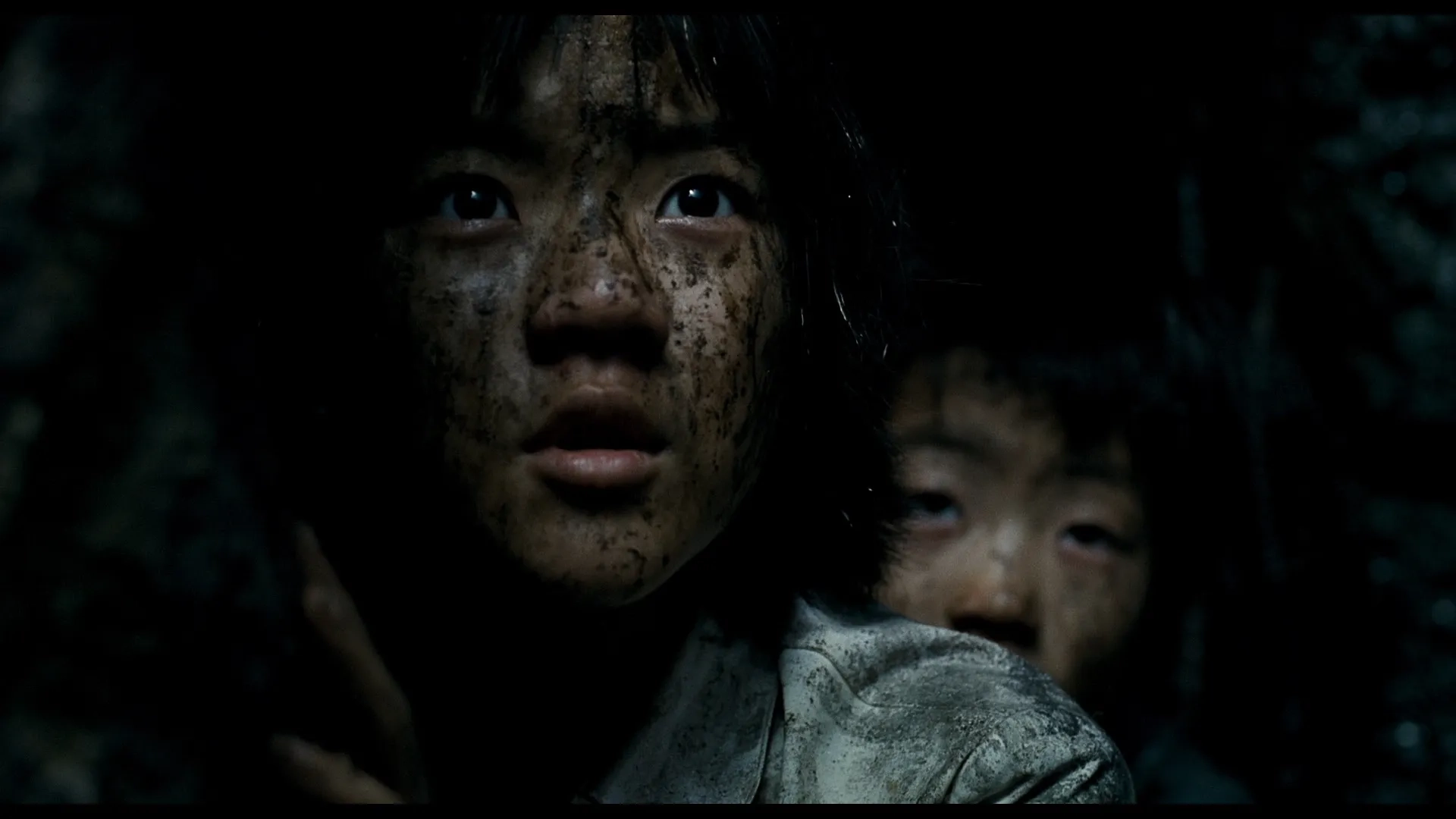 Ko Asung and Dong-ho Lee in The Host (2006)