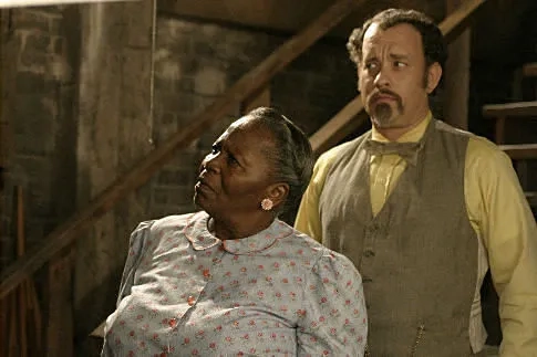 Tom Hanks and Irma P. Hall in The Ladykillers (2004)