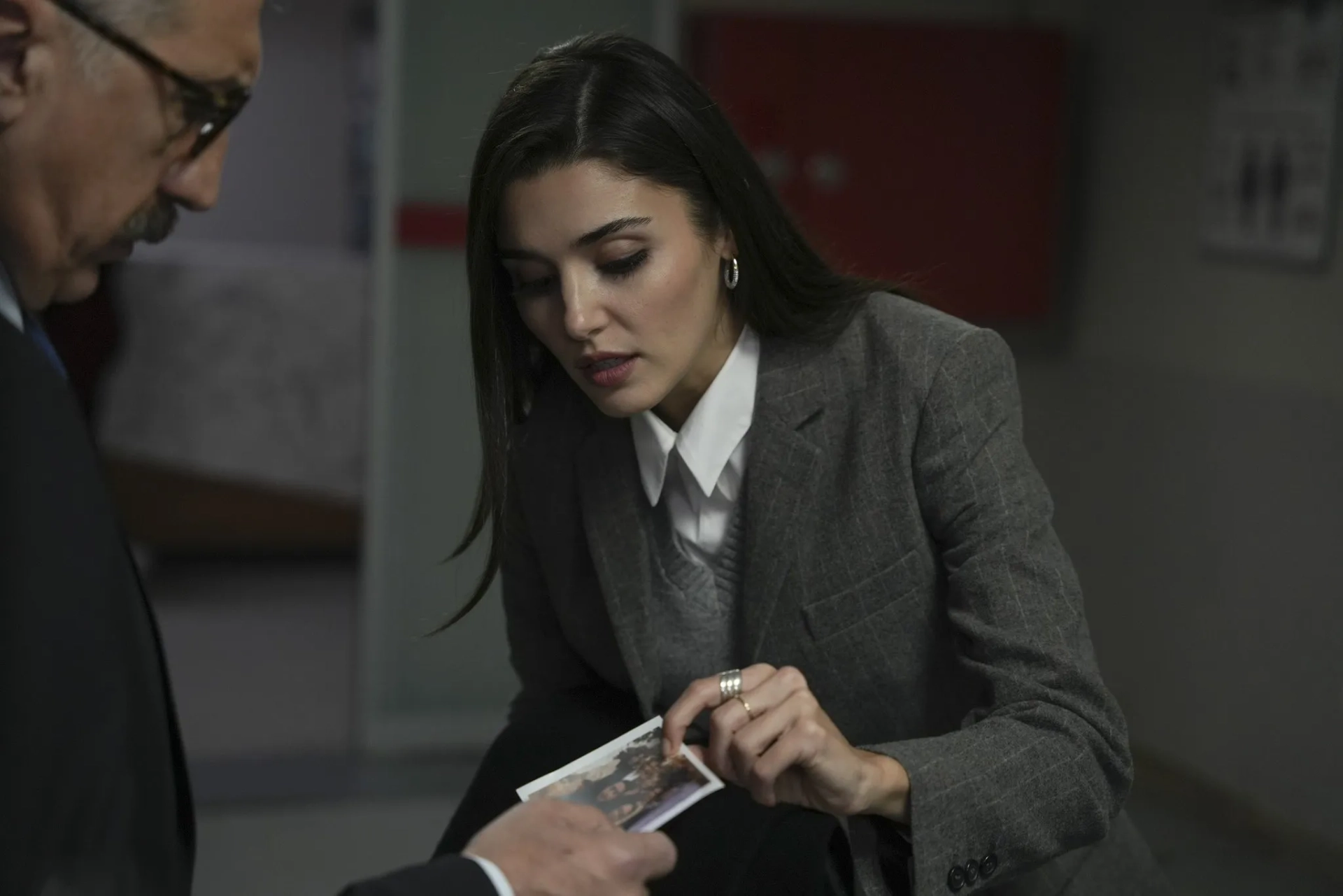 Cem Davran and Hande Erçel in Another Love (2023)