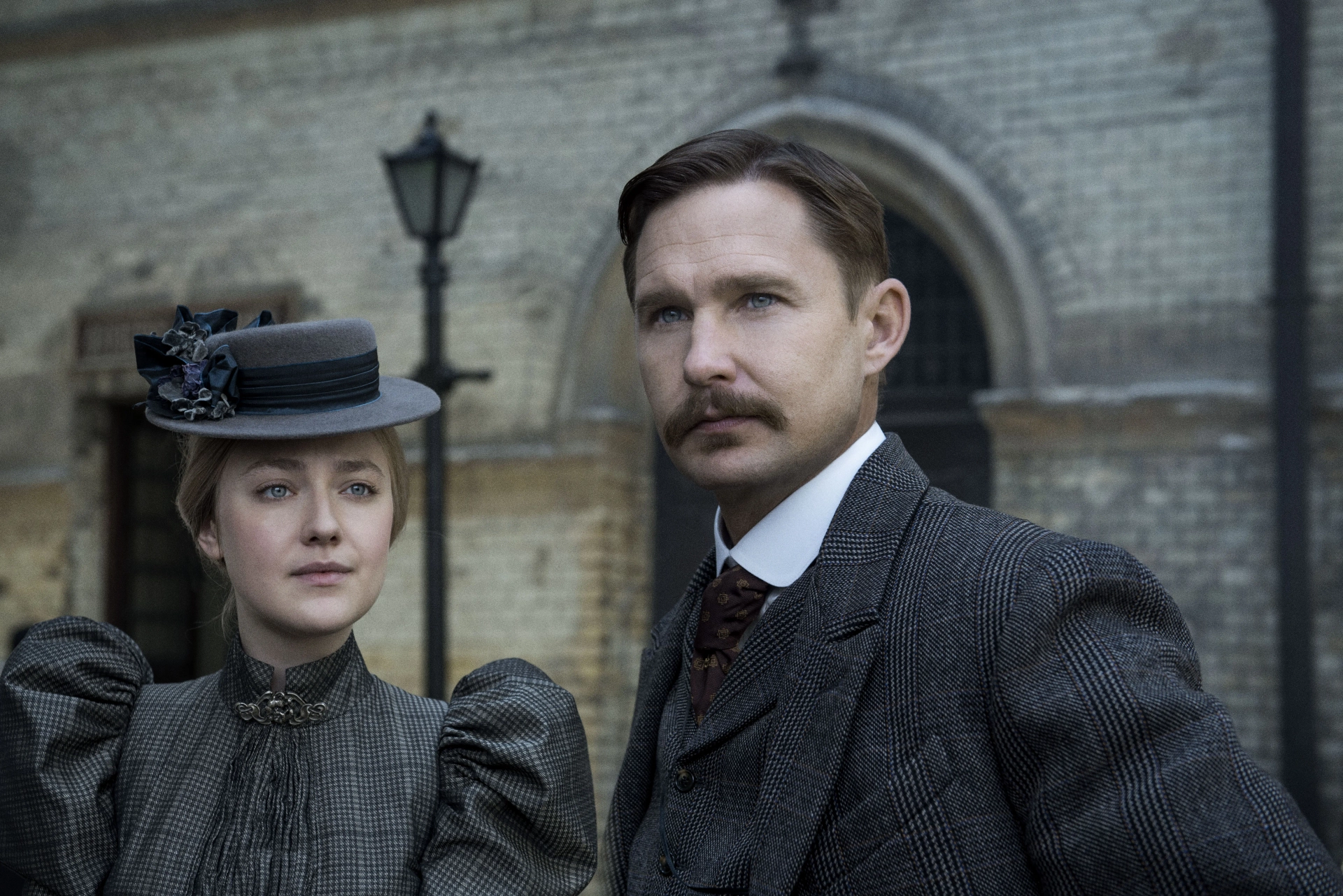 Dakota Fanning and Brian Geraghty in The Alienist (2018)