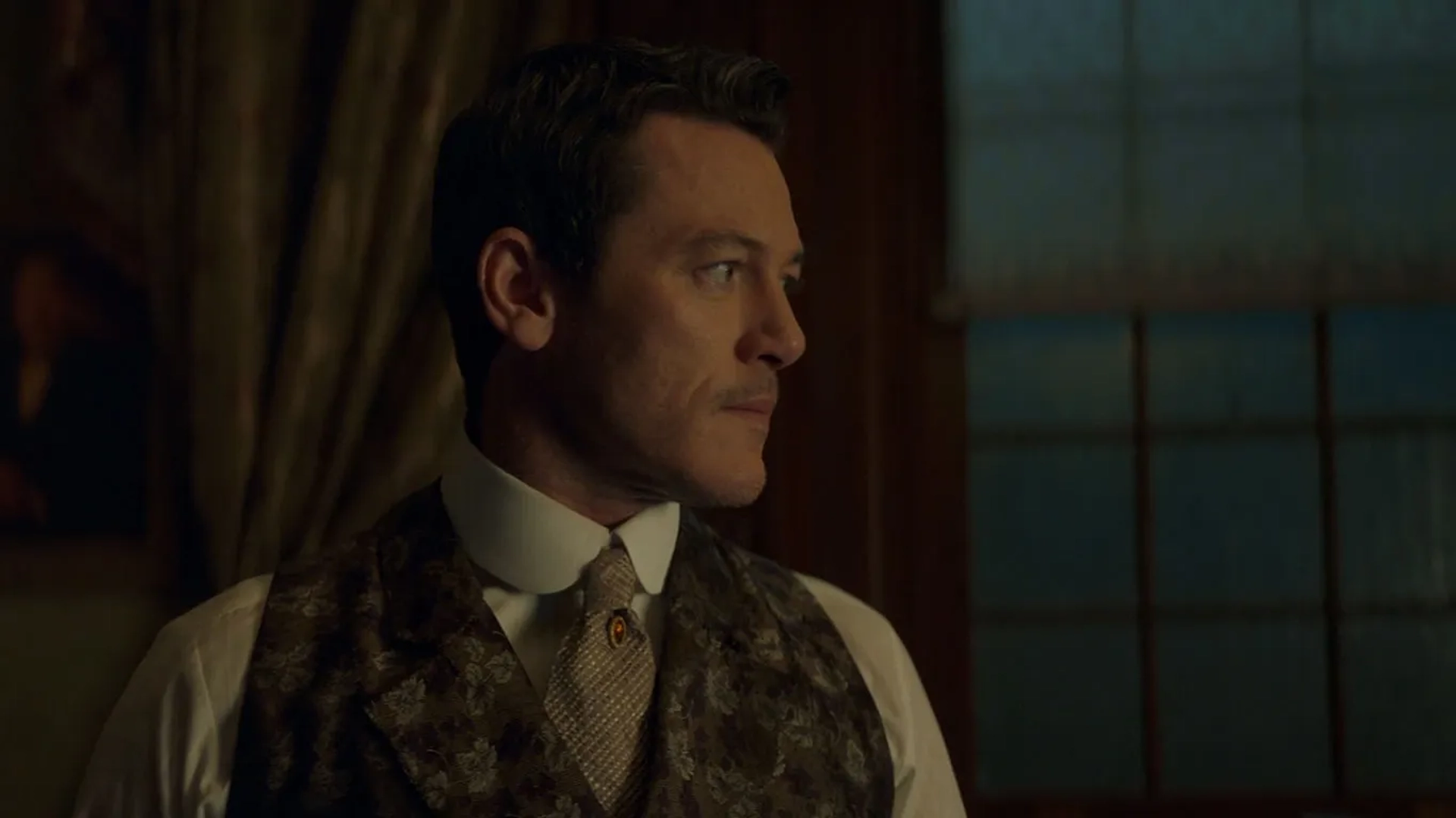 Luke Evans in The Alienist (2018)