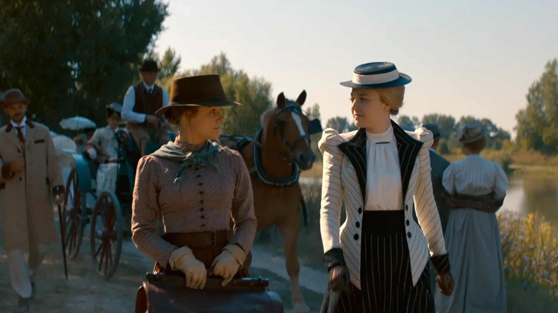 Dakota Fanning and Cassi Thomson in The Alienist (2018)