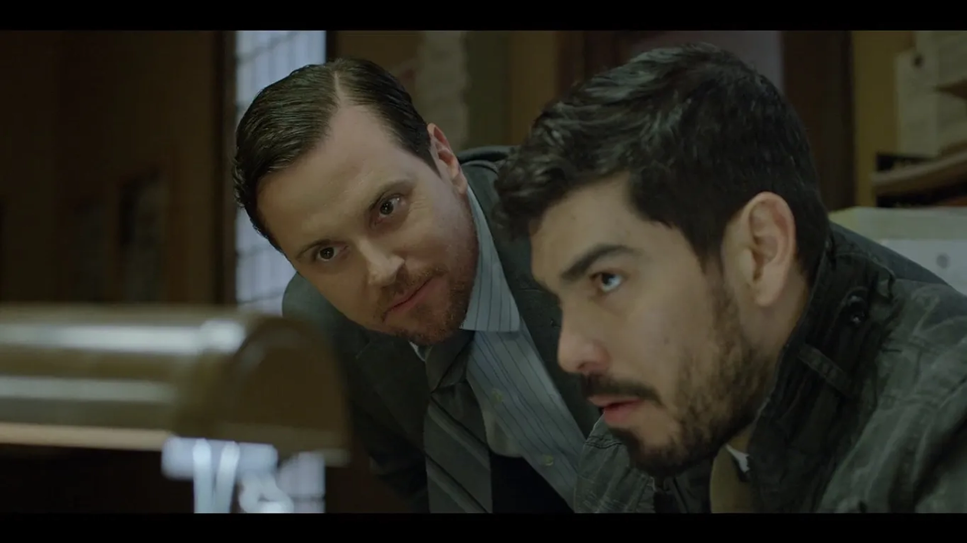 Michael Mosley and Raúl Castillo in Seven Seconds (2018)