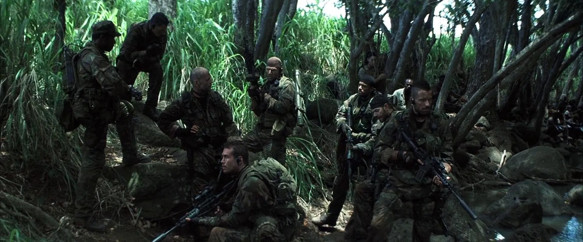 Bruce Willis, Monica Bellucci, Nick Chinlund, Paul Francis, Cole Hauser, Johnny Messner, Eamonn Walker, Charles Ingram, and Chad Smith in Tears of the Sun (2003)